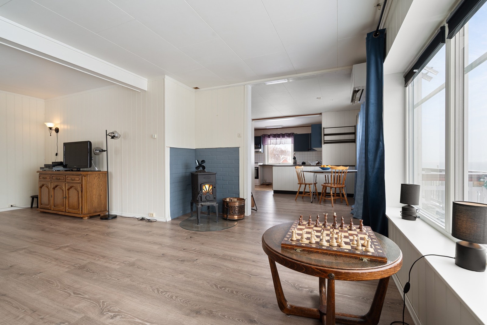 Det er lagt nytt gulv både i stue og kjøkken (2022), samt at enkelte veggflater er skiftet Galleribilde