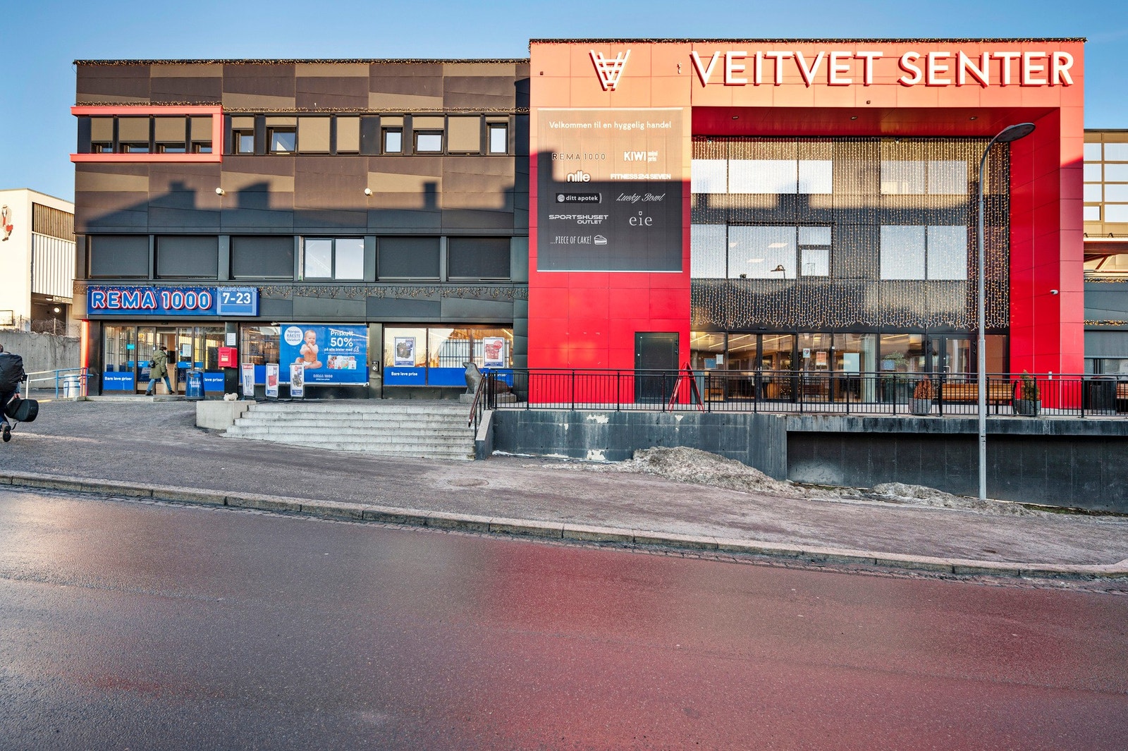 Noen minutters gange unna ligger Veitvet senter, med dagligvarehandler, apotek, kafé, m.m. Galleribilde