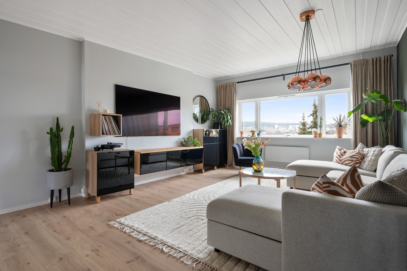 Velkommen til denne innholdsrike og flotte 4-roms leiligheten over to etasjer i Veitvetveien 26! Galleribilde