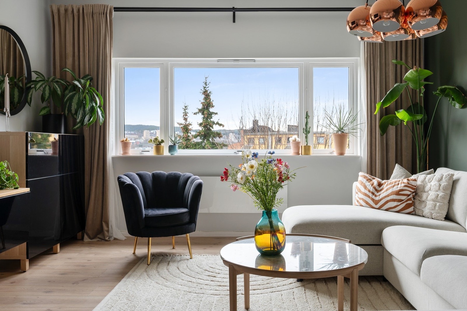 Den store vindusrekken tar inn godt med naturlig lys til rommet. Galleribilde