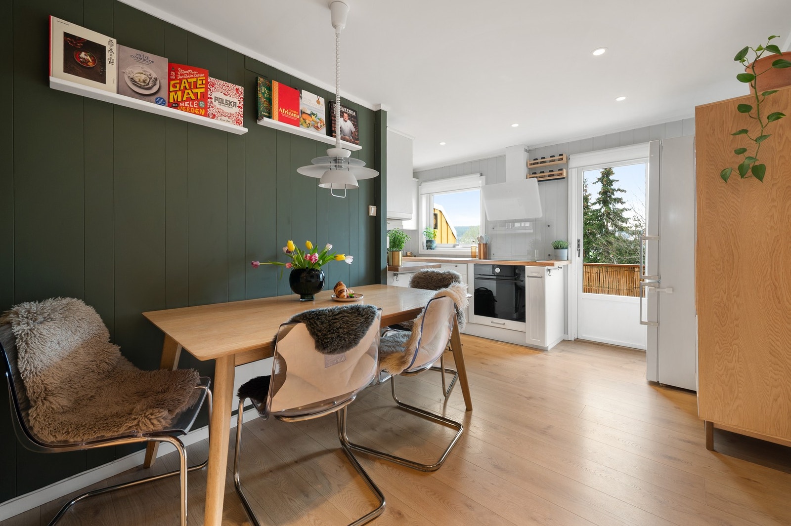 Stort og åpent kjøkkenrom med god plass til å innrede med spisegruppe. Galleribilde