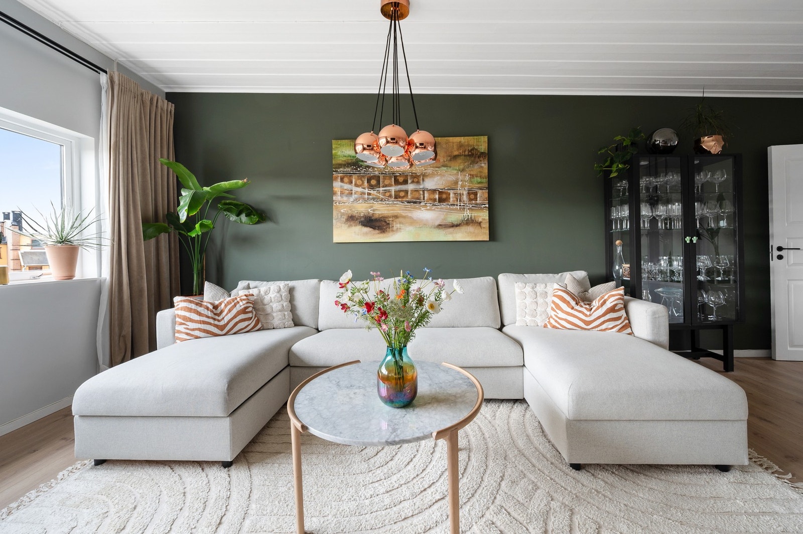 Her er det plass til stor sofagruppe som rommer hele familien. Galleribilde