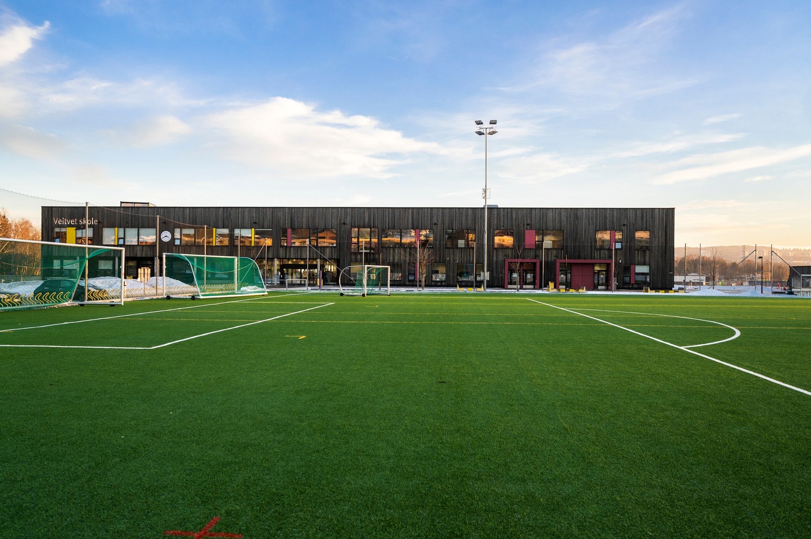 Fotballbanen ved Veitvet skole. Galleribilde