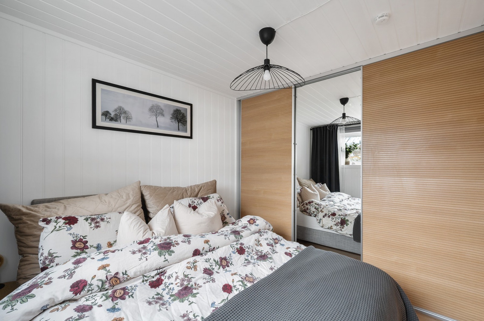 God oppbevaringsplass i plassbygget garderobeskap. Galleribilde
