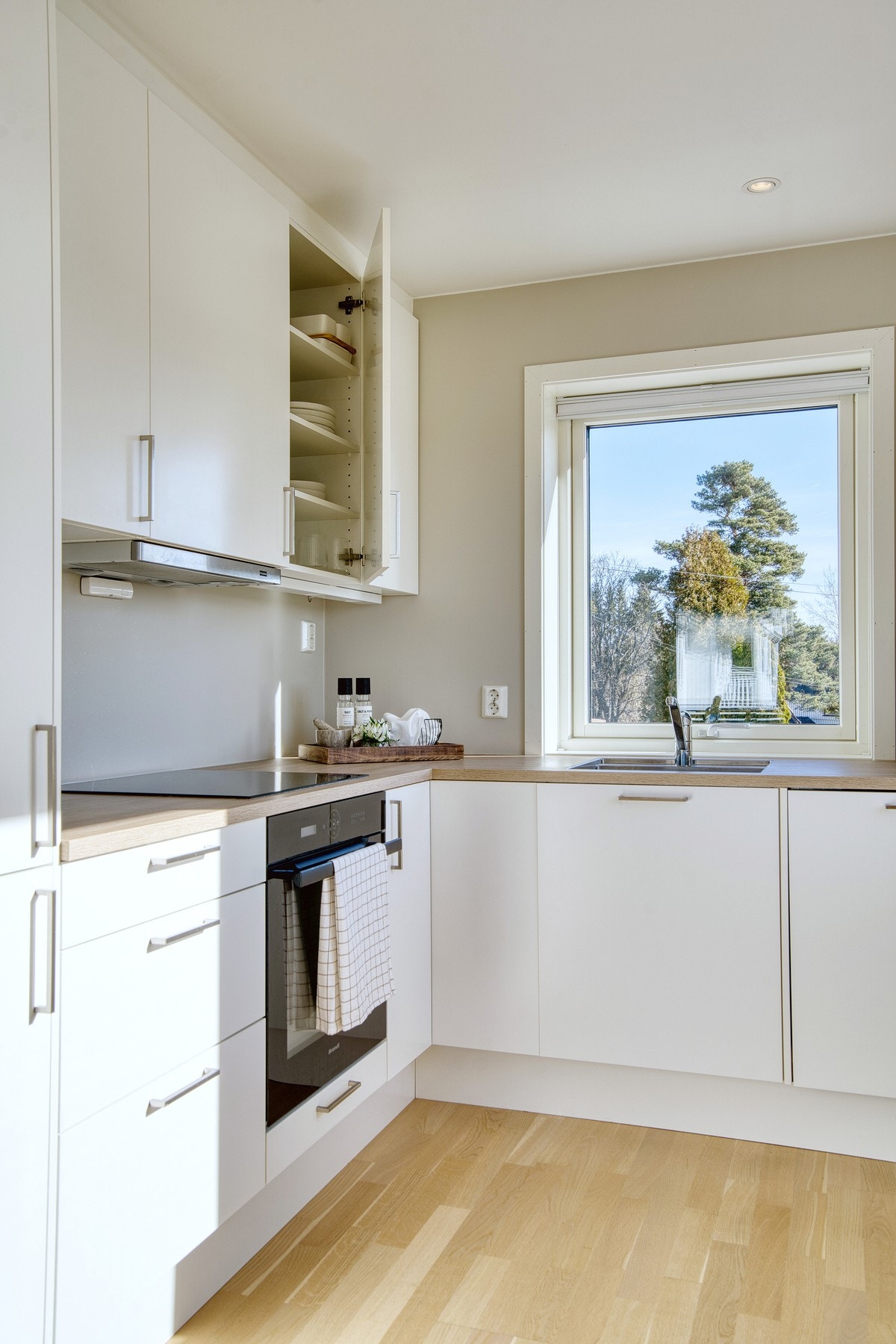 Lys innredning med glatte fronter. Galleribilde