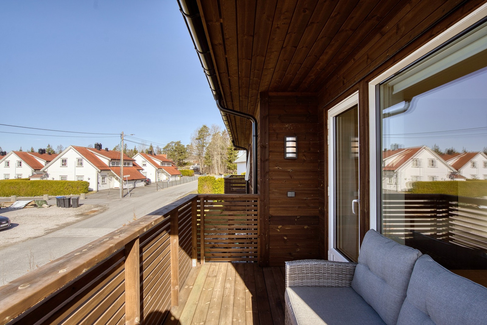 Overbygd balkong med plass til sittegruppe. Galleribilde