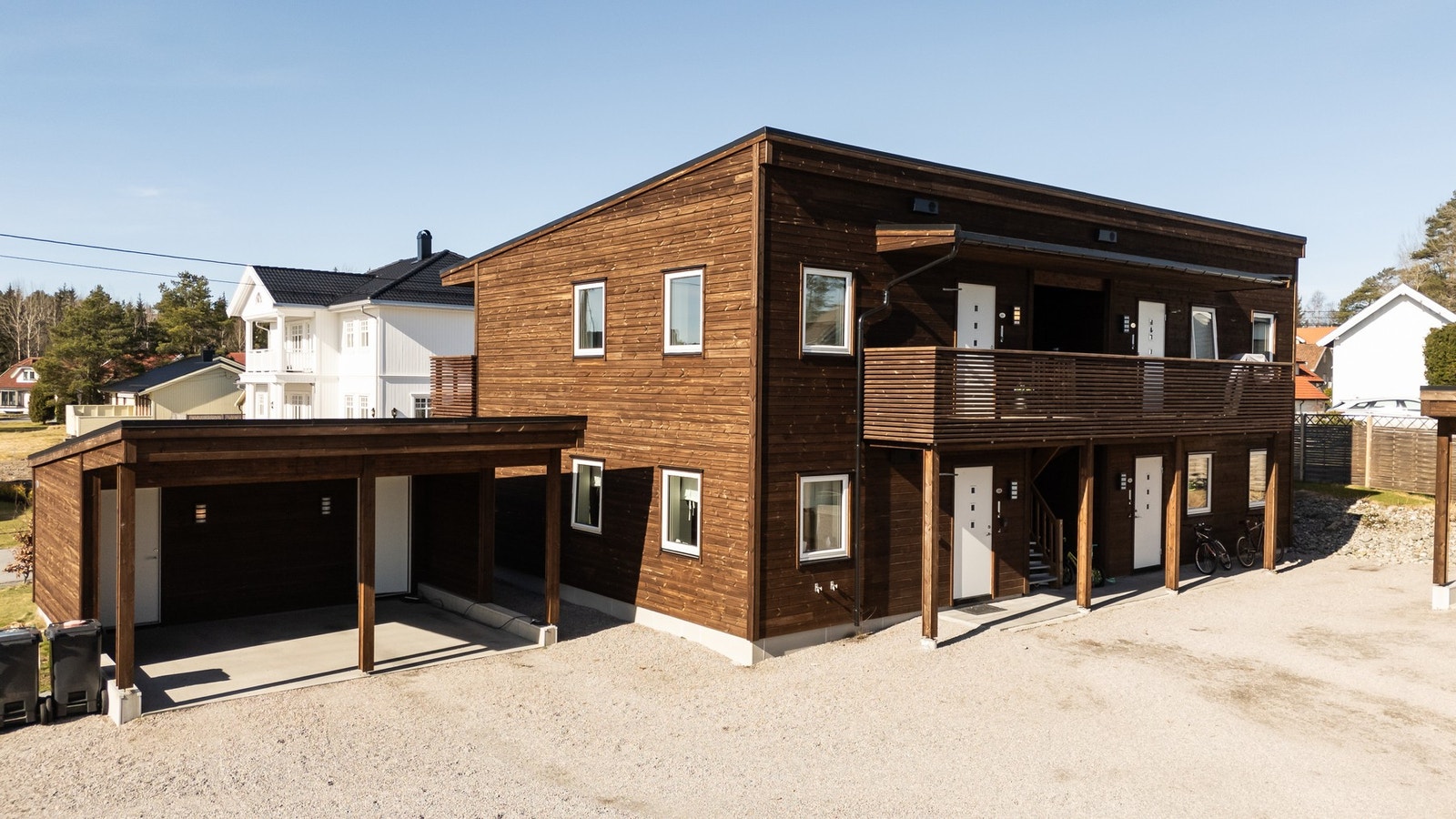 Parkering i carport. Galleribilde