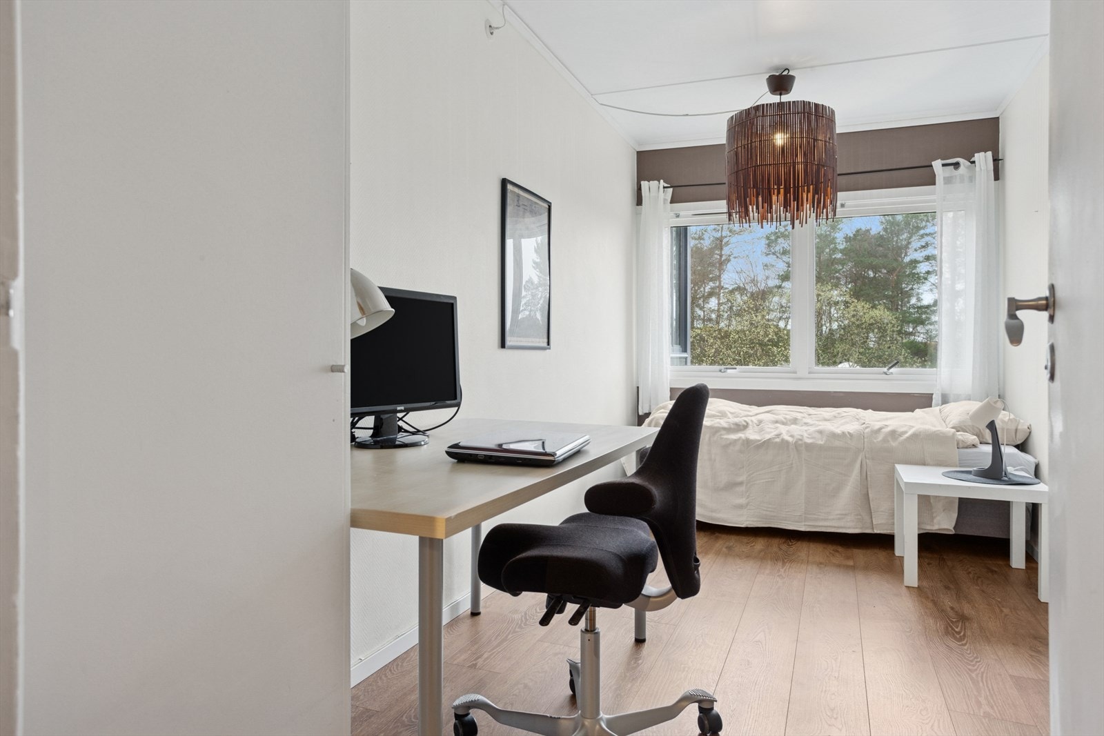 Lyst rom som egner seg godt som både soverom eller kontor. Galleribilde