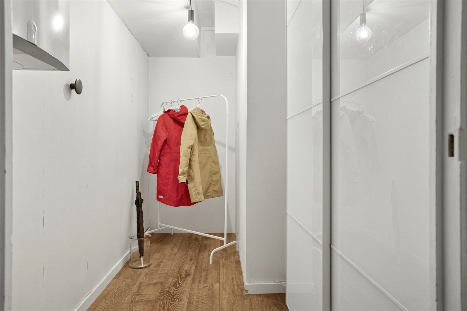 Bod tilhørende leiligheten med oppgradert ventilasjonsaggregat og skyvedørsgarderobe til klær og sko. Galleribilde