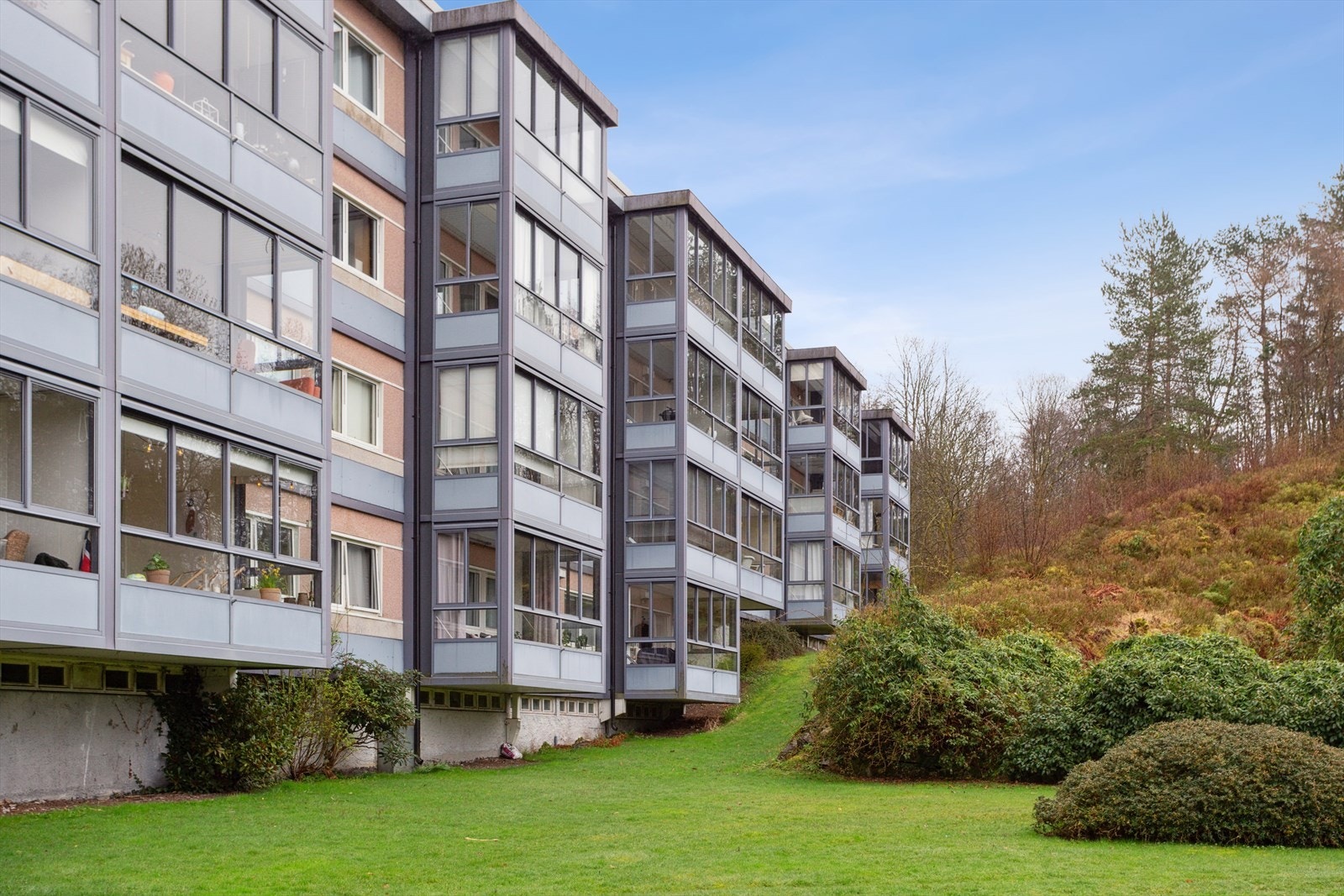 Leiligheten ligger i byggets 3 etasje med vestvendt balkong og gode solforhold Galleribilde