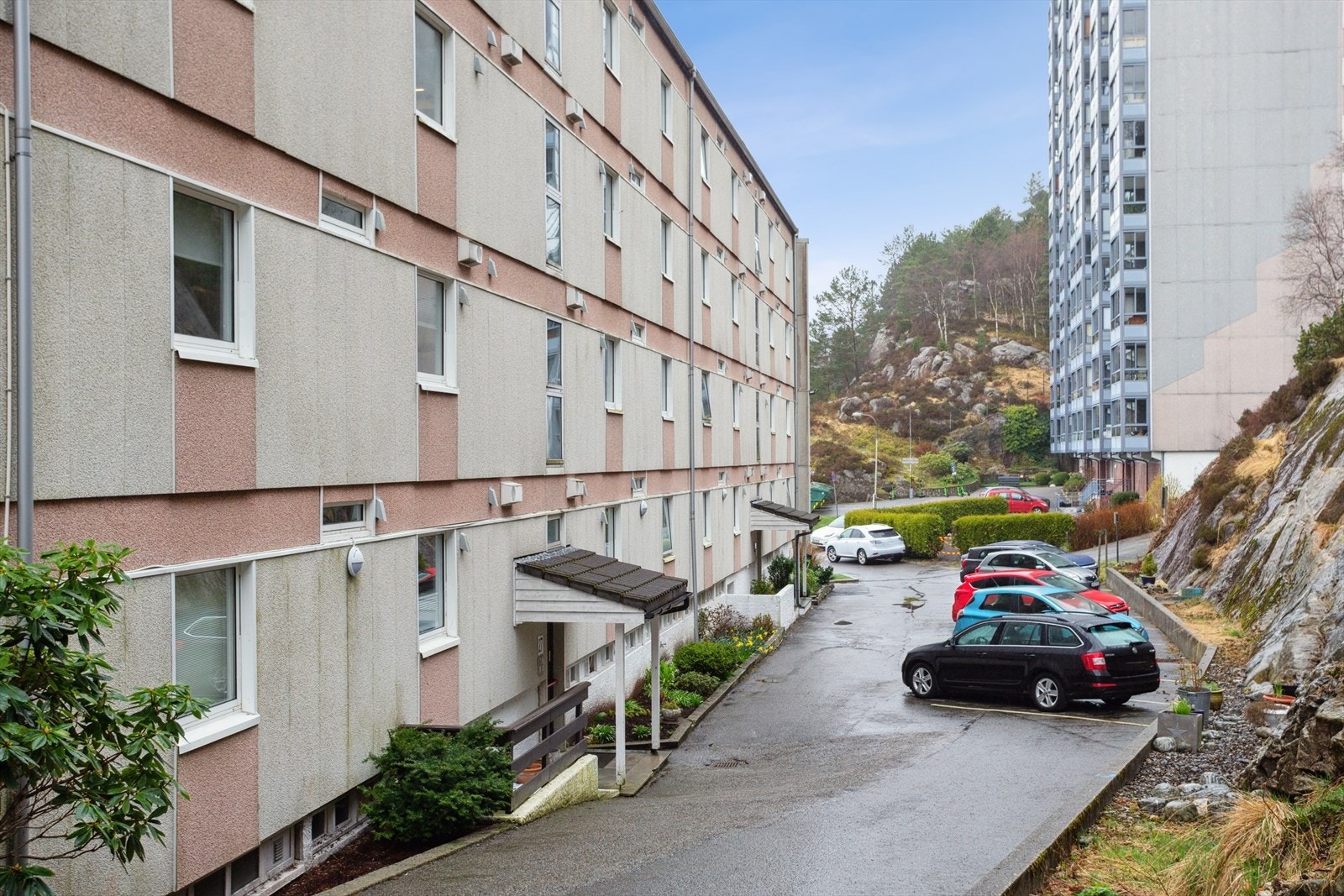 Inngangsparti til leiligheten, bygget disponerer også egen sykkelbod. Galleribilde