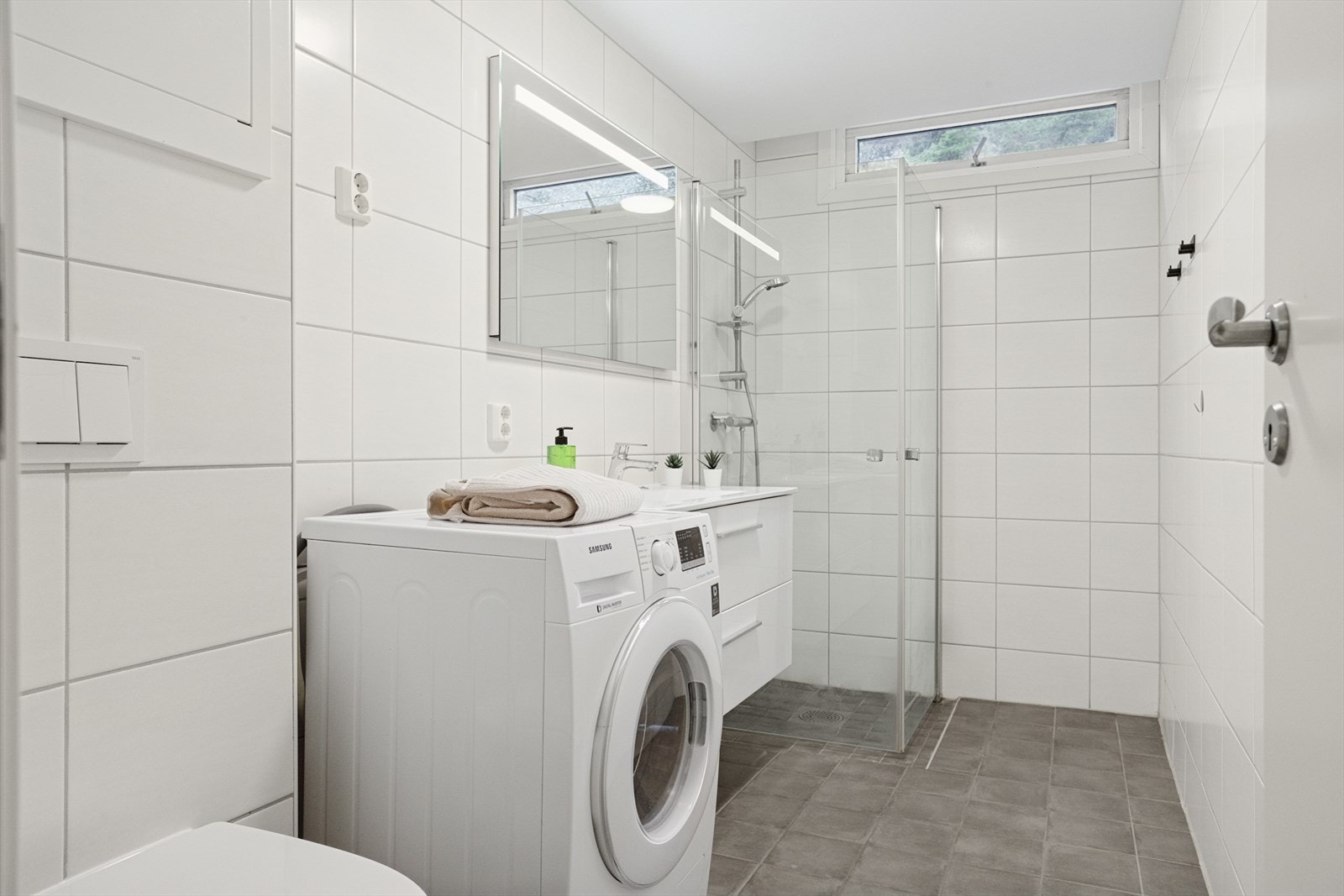 Baderommet har flis på gulv og vegg og ble totalrenovert i 2019 i regi av borettslaget. Galleribilde