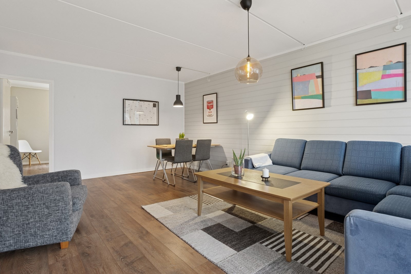 Stue med god plass til både spisestuemøbler og hjørnesofa. Galleribilde