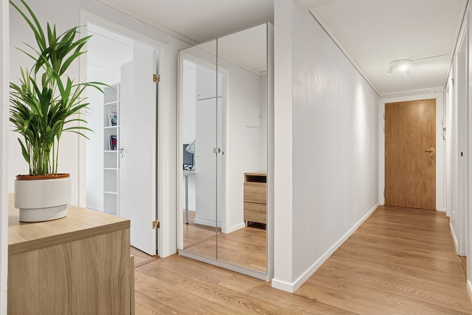 Lys og ryddig entré med god plass til kommode og klesoppbevaring. Galleribilde