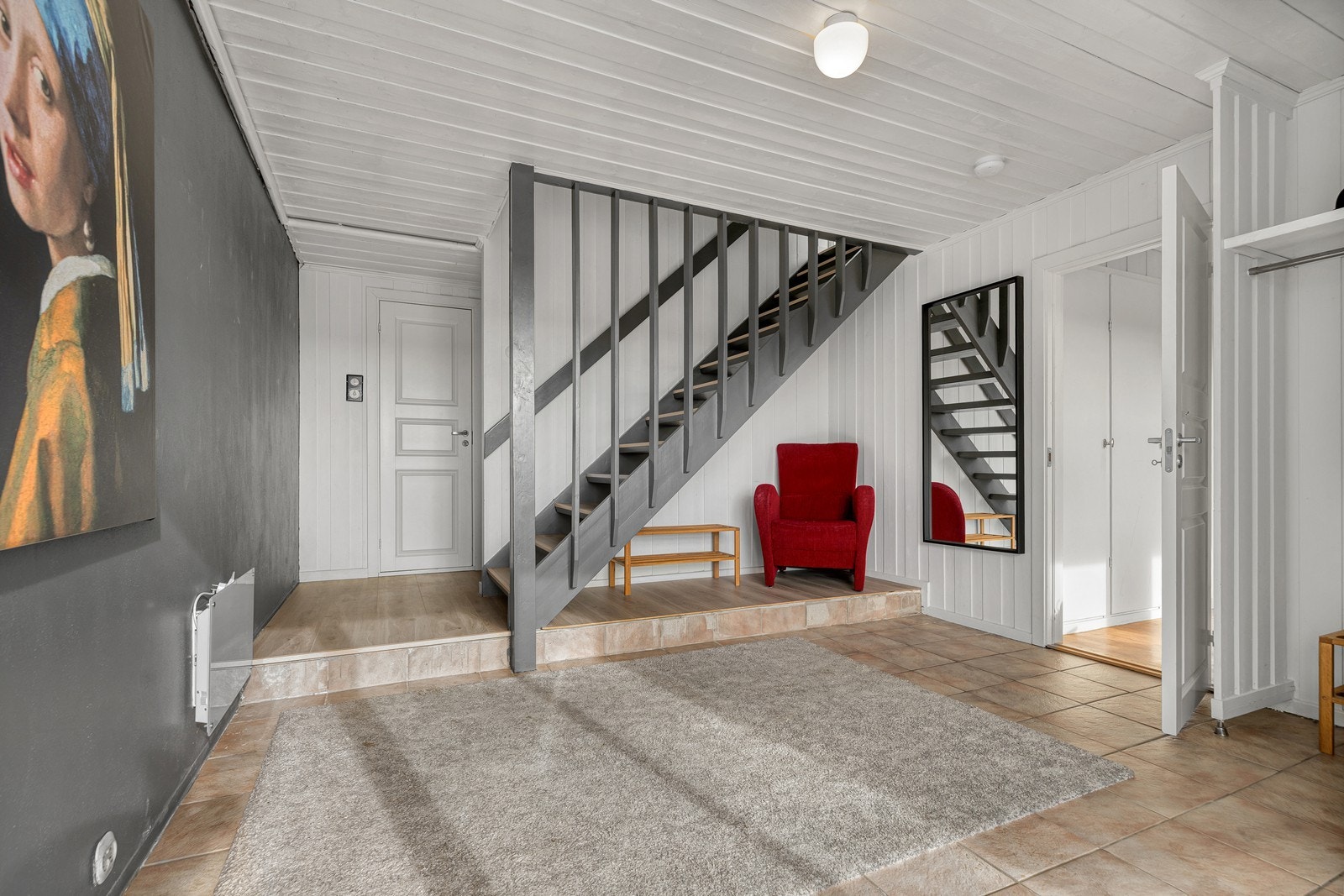 Innbydende inngangsparti med plass til oppbevaring av yttertøy og sko Galleribilde
