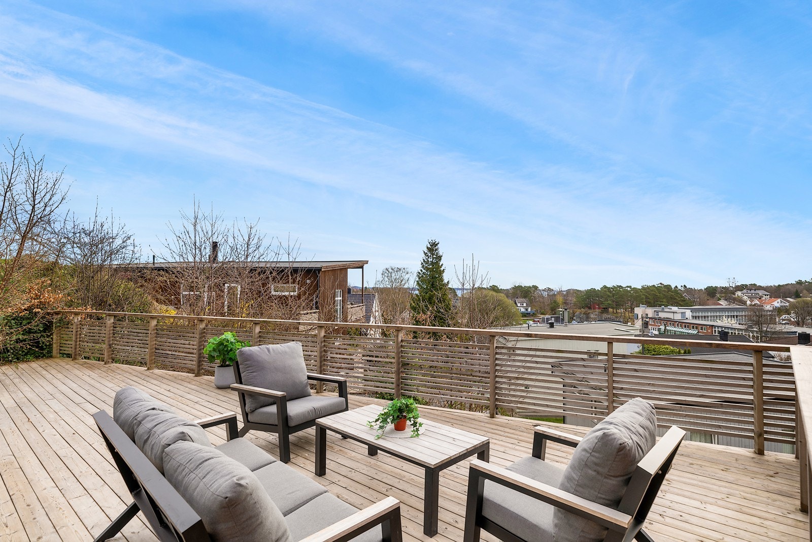 Her får du mer en god nok plass til ulike sittegrupper, grill og div. beplantning Galleribilde