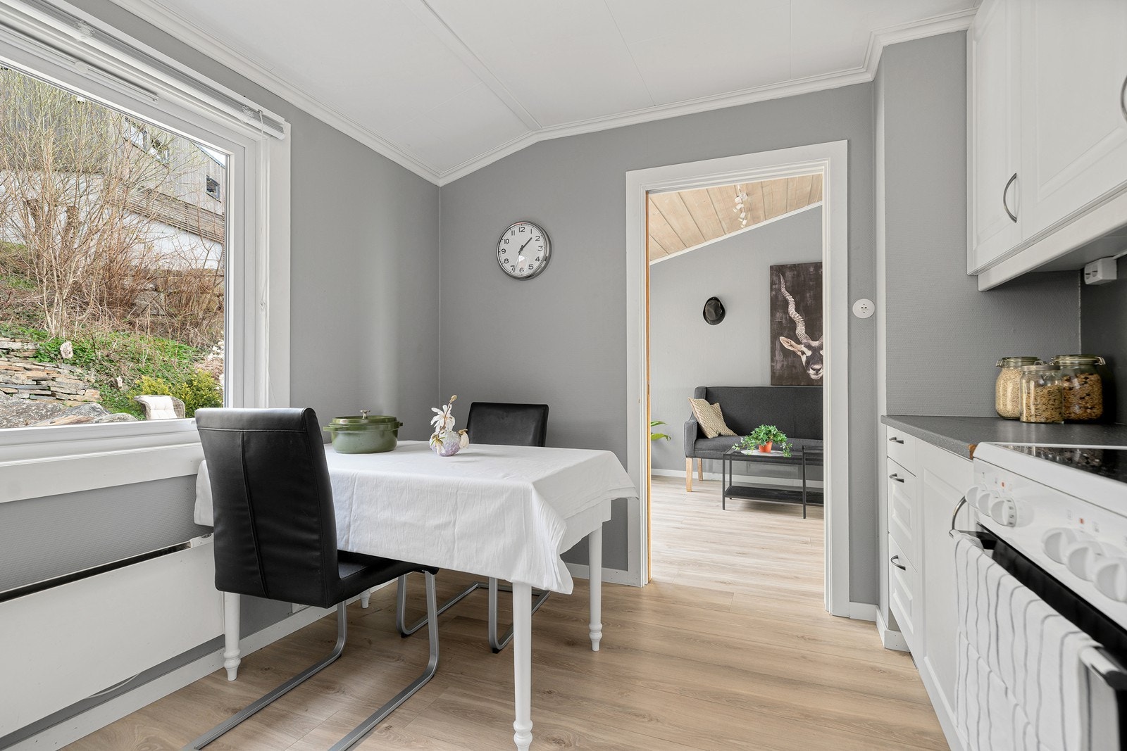 Rikelig med oppbevarings muligheter i skap og skuffer, samt plass til spisebord Galleribilde