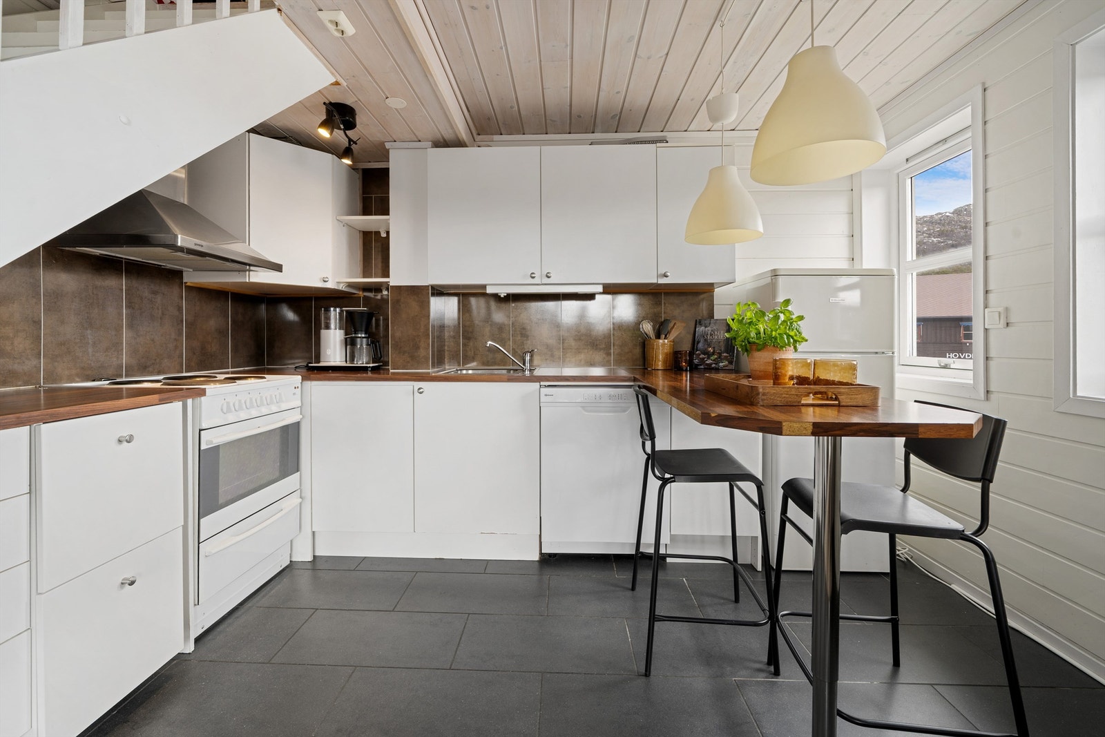 Kjøkken med spiseplass. Praktisk innredning. Galleribilde