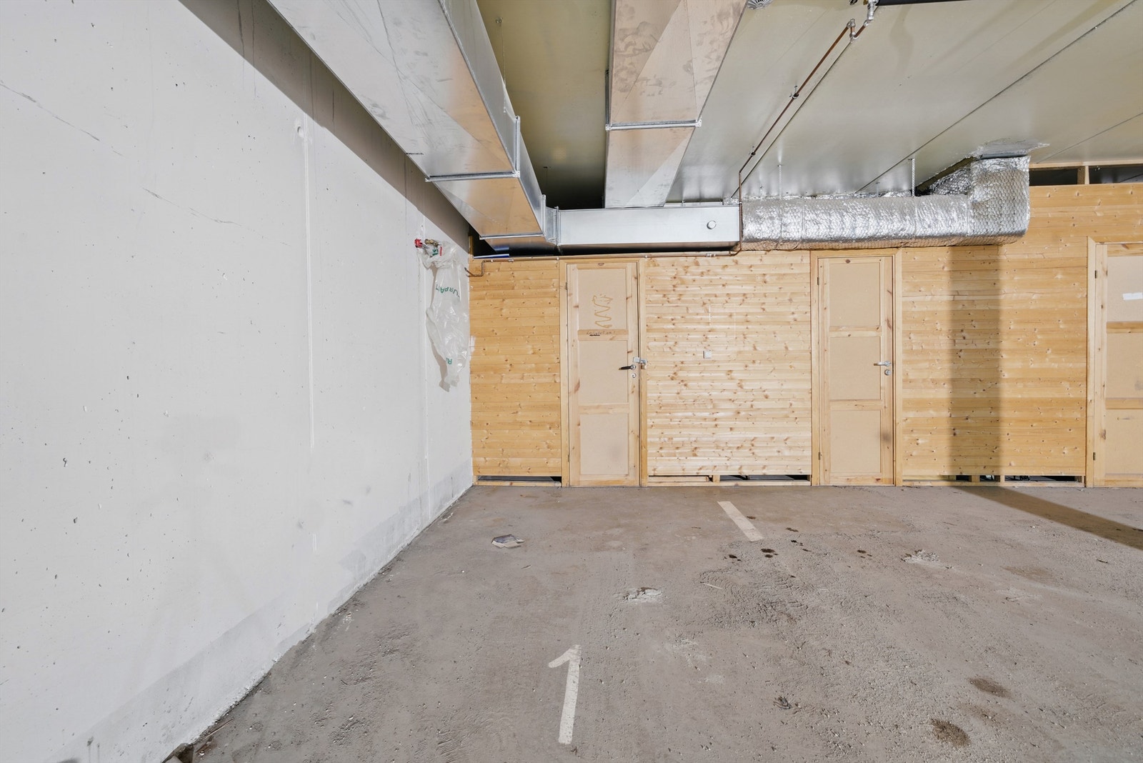 Parkeringsplassen og boden i kjeller. Galleribilde