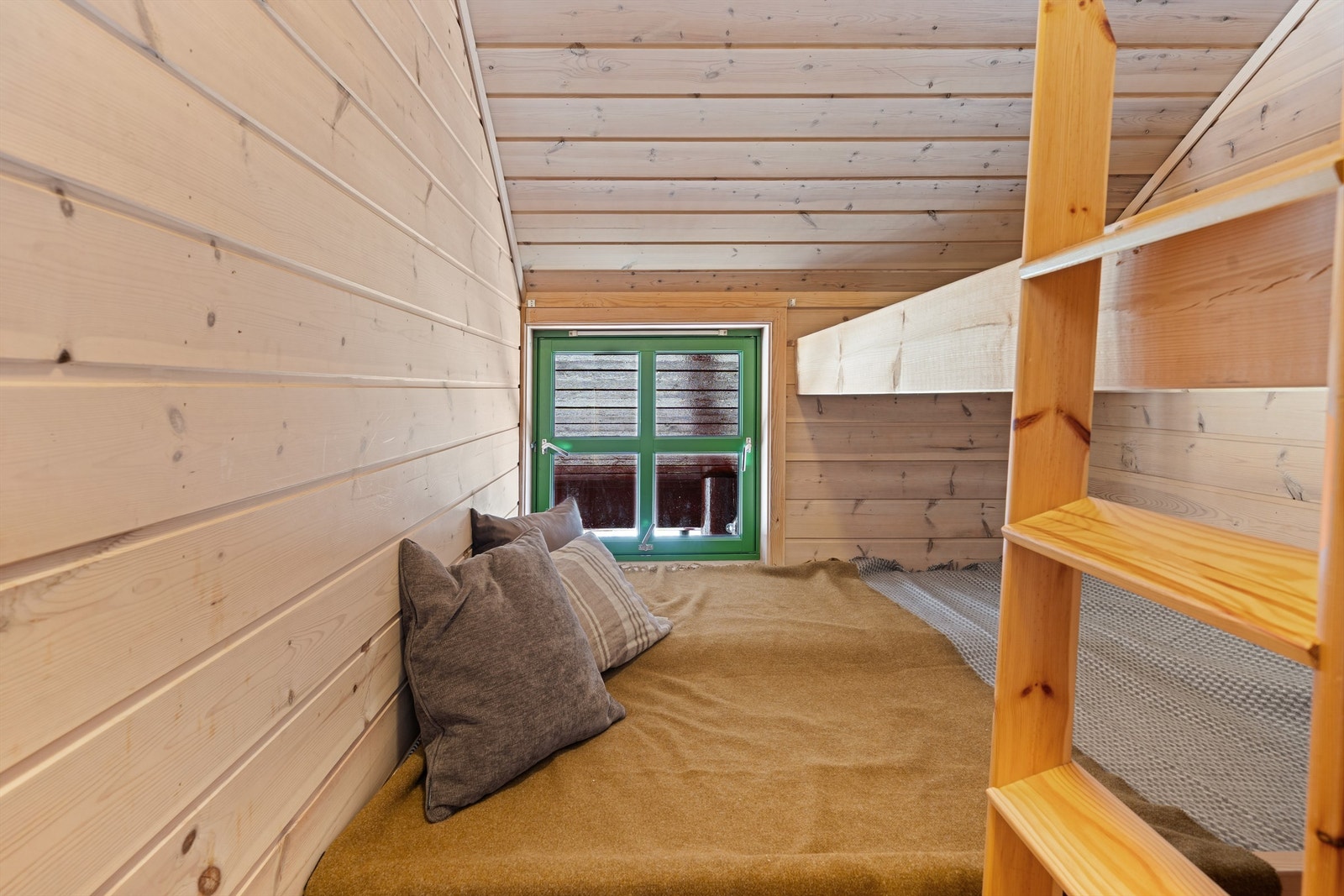 Soverom 2 med dobbeltseng og køye over. Galleribilde