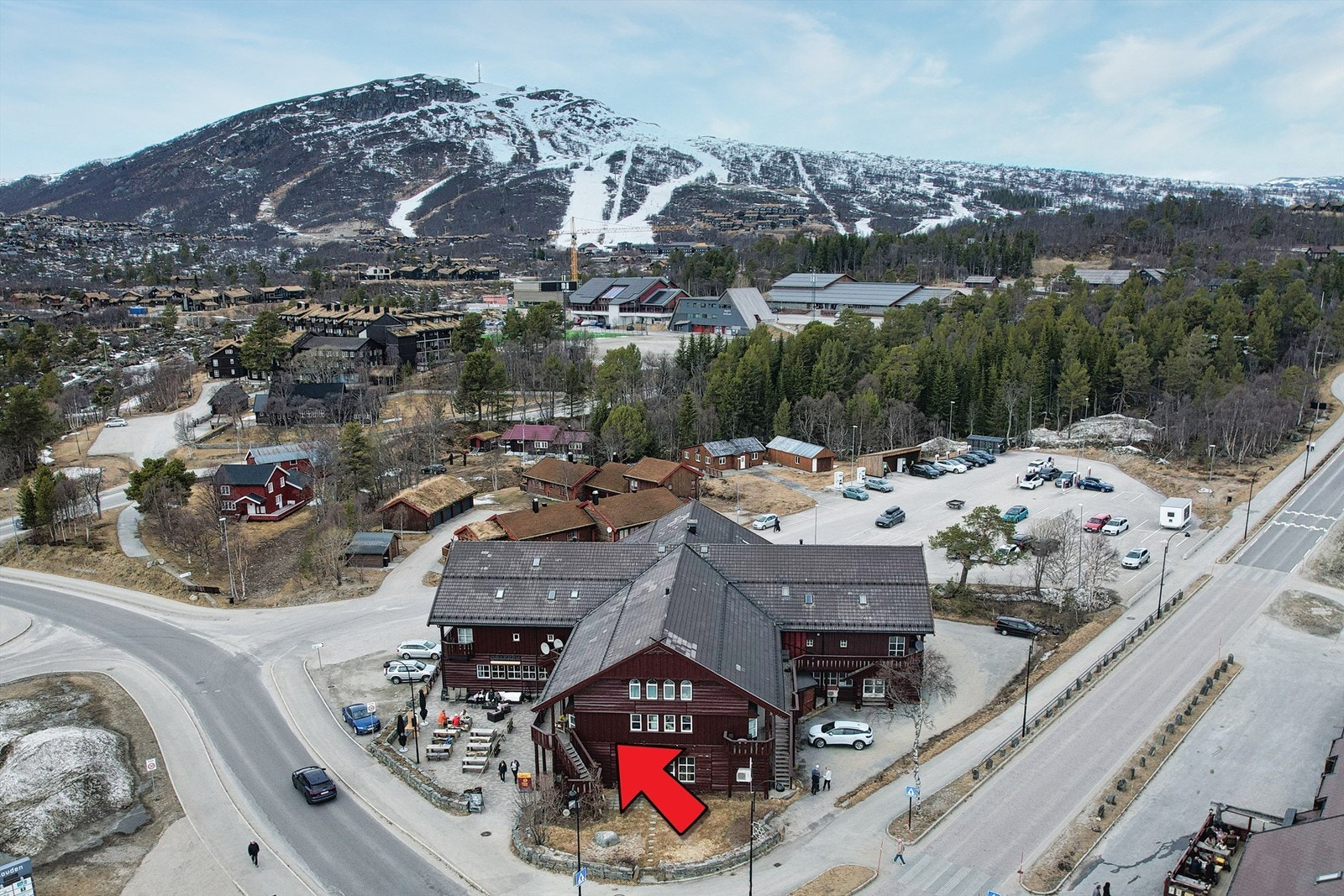 Skøytebanen og skisenteret i bakgrunnen. Galleribilde