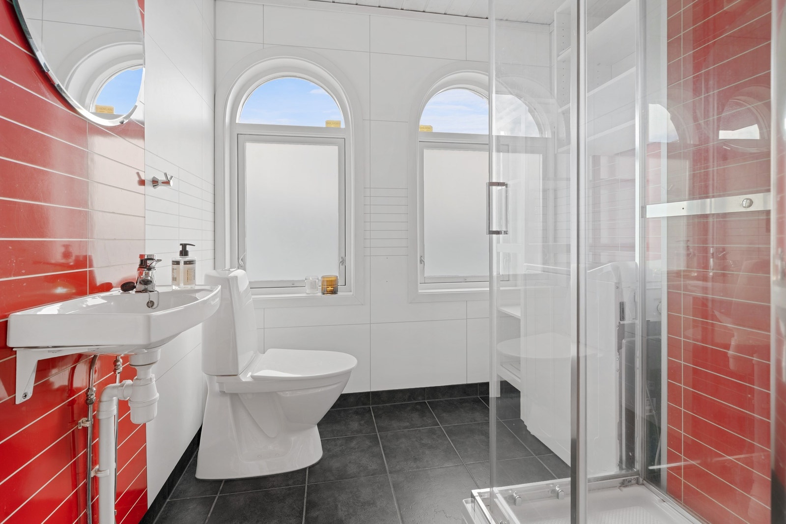 Bad med wc, servant, dusjkabinett og opplegg for vaskemaskin. Galleribilde