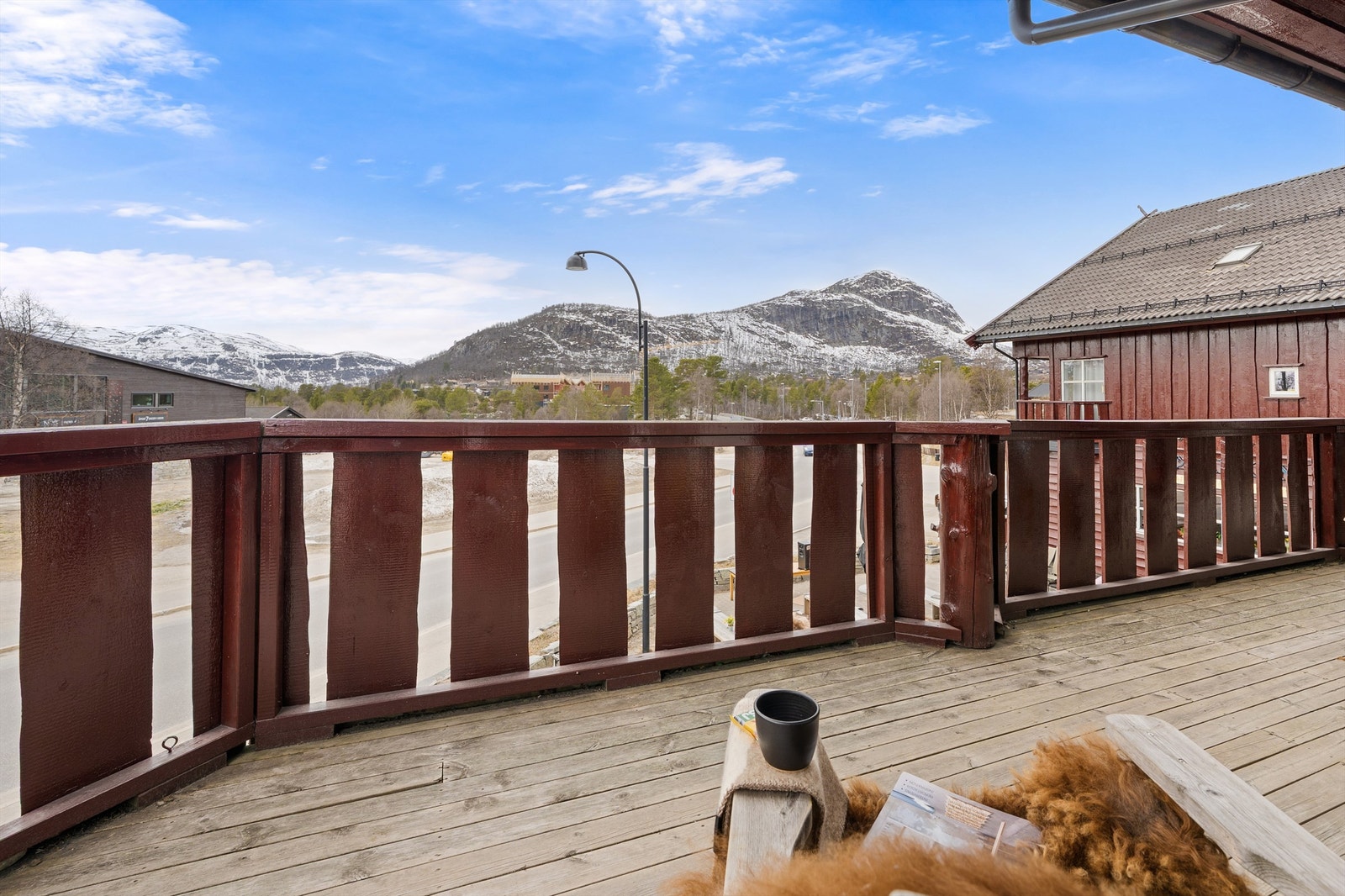 Utsikten mot Hovdenuten og Vestheiene. Galleribilde