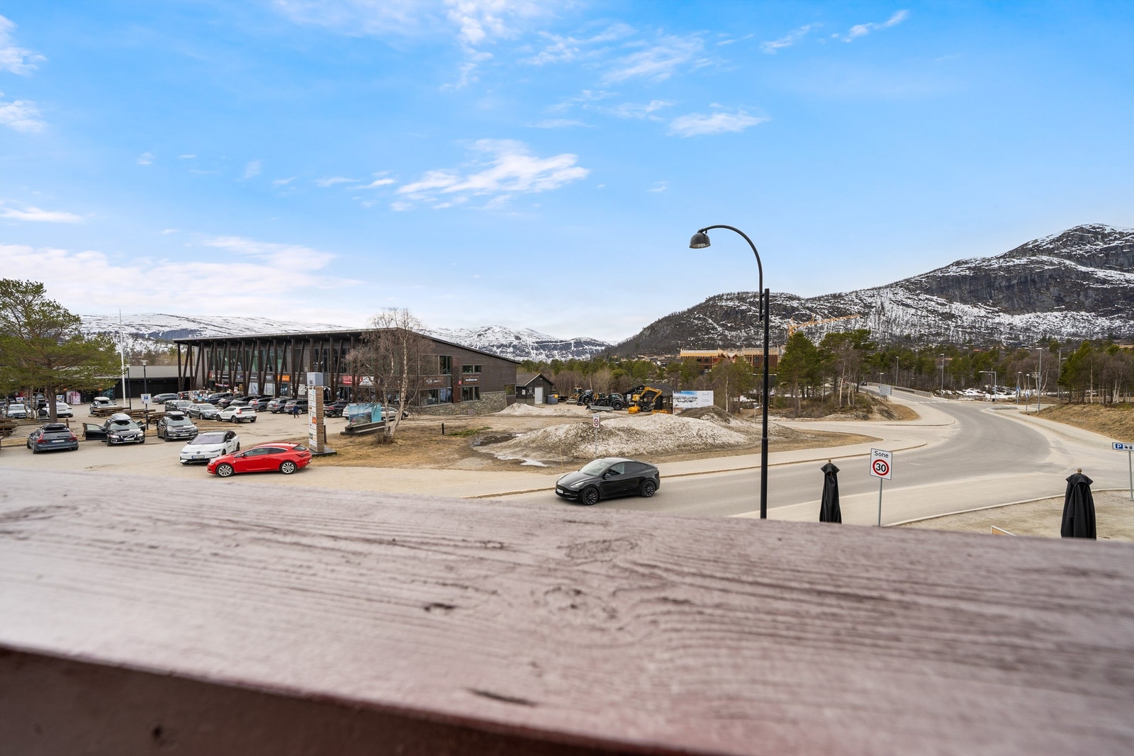 Utsikten over sentrum og fjellene i vest. Galleribilde