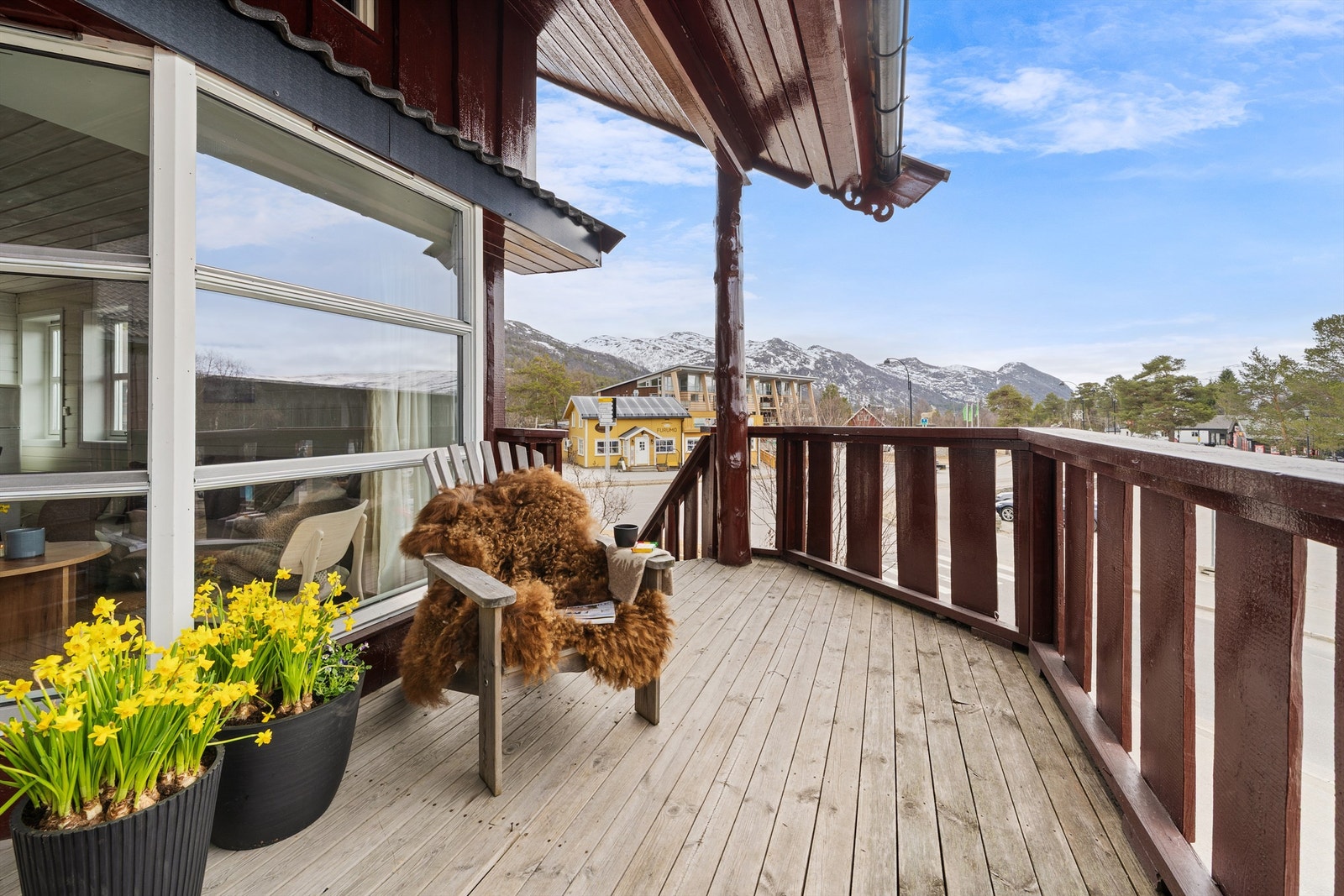 Solrik uteplass med flott utsikt. Galleribilde