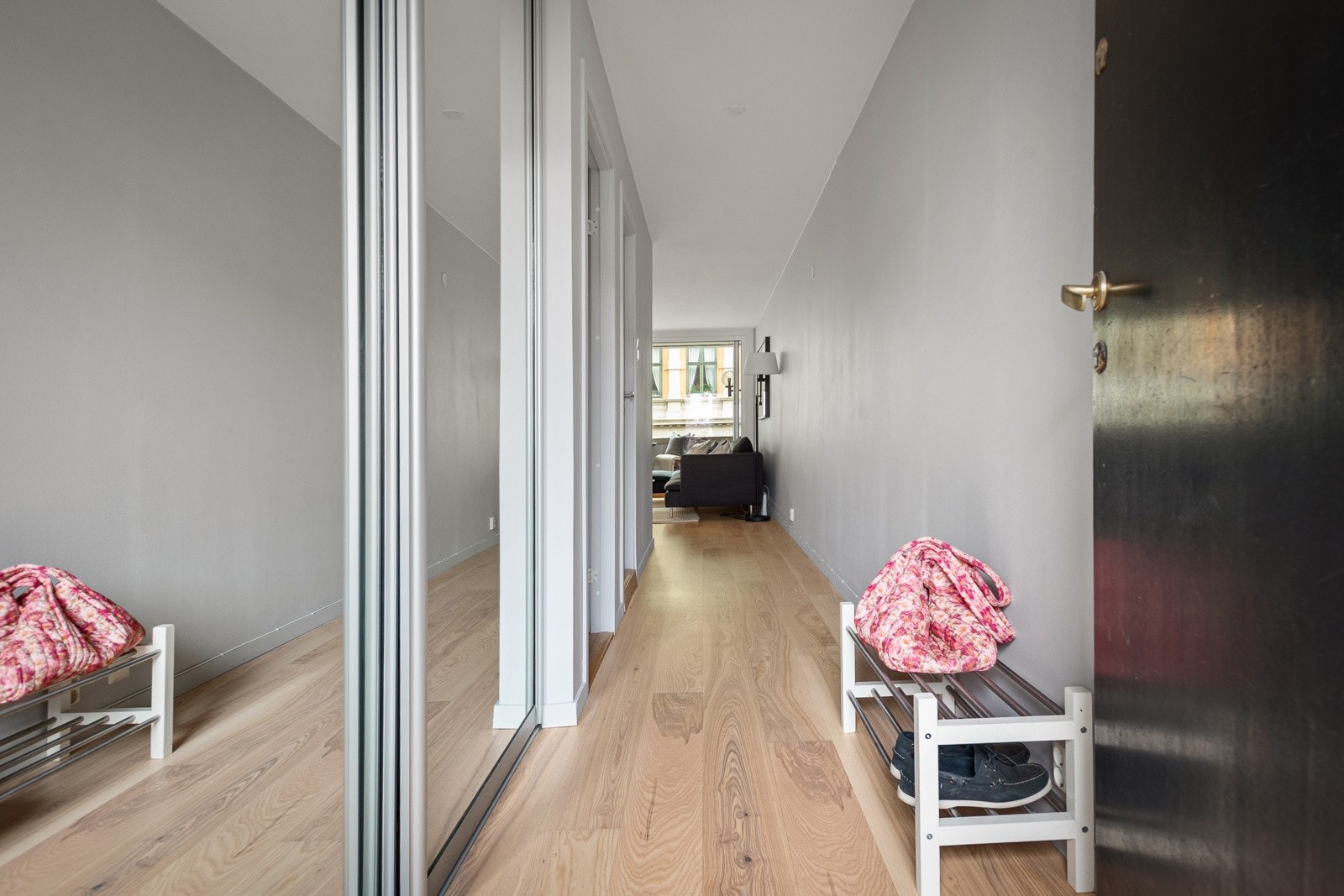 Boligens entré har praktisk skyvedørsgarderobe. I tillegg er det plass til skohylle og veggknagger Galleribilde