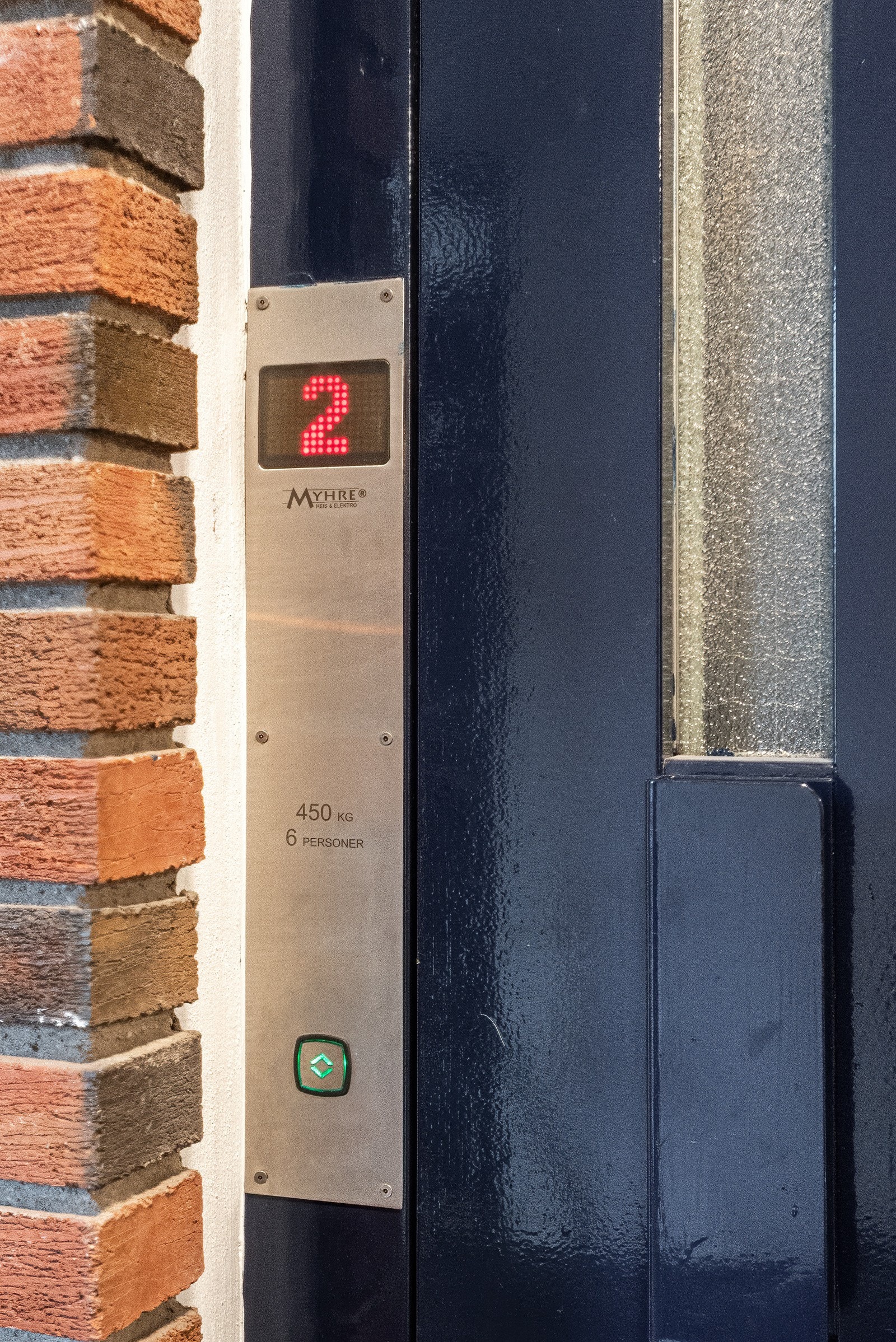 Boligen ligger i byggets 2.etasje og har heis- og trappeadkomst til etasjeplan Galleribilde
