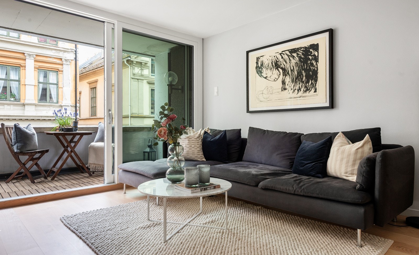 Store vindusflater og skyvedør til balkongen slipper inn rikelig med naturlig lys Galleribilde