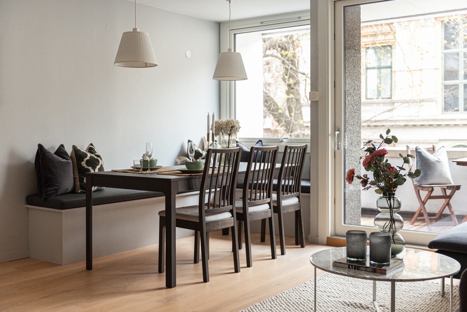 Leiligheten har en romslig stue med flere møbleringsmuligheter Galleribilde