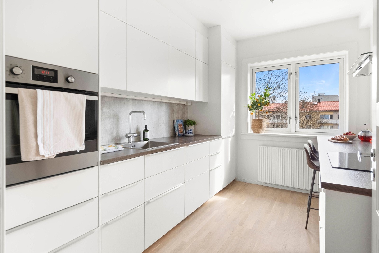 Integrert oppvaskmaskin, kjøle- og fryseskap, stekeovn og induksjonstopp. Galleribilde