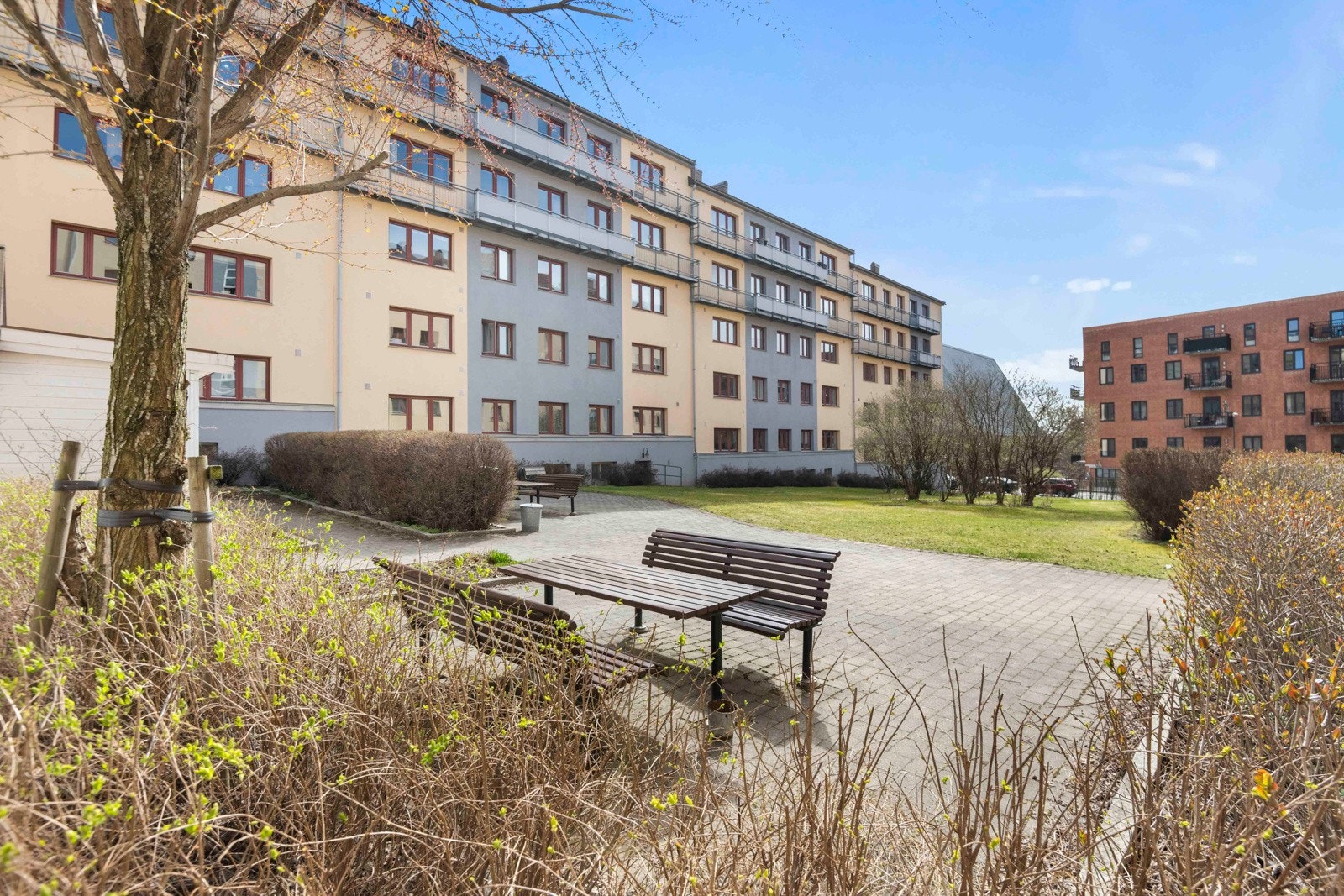 Borettslaget har pent opparbeidede sittegrupper. Galleribilde