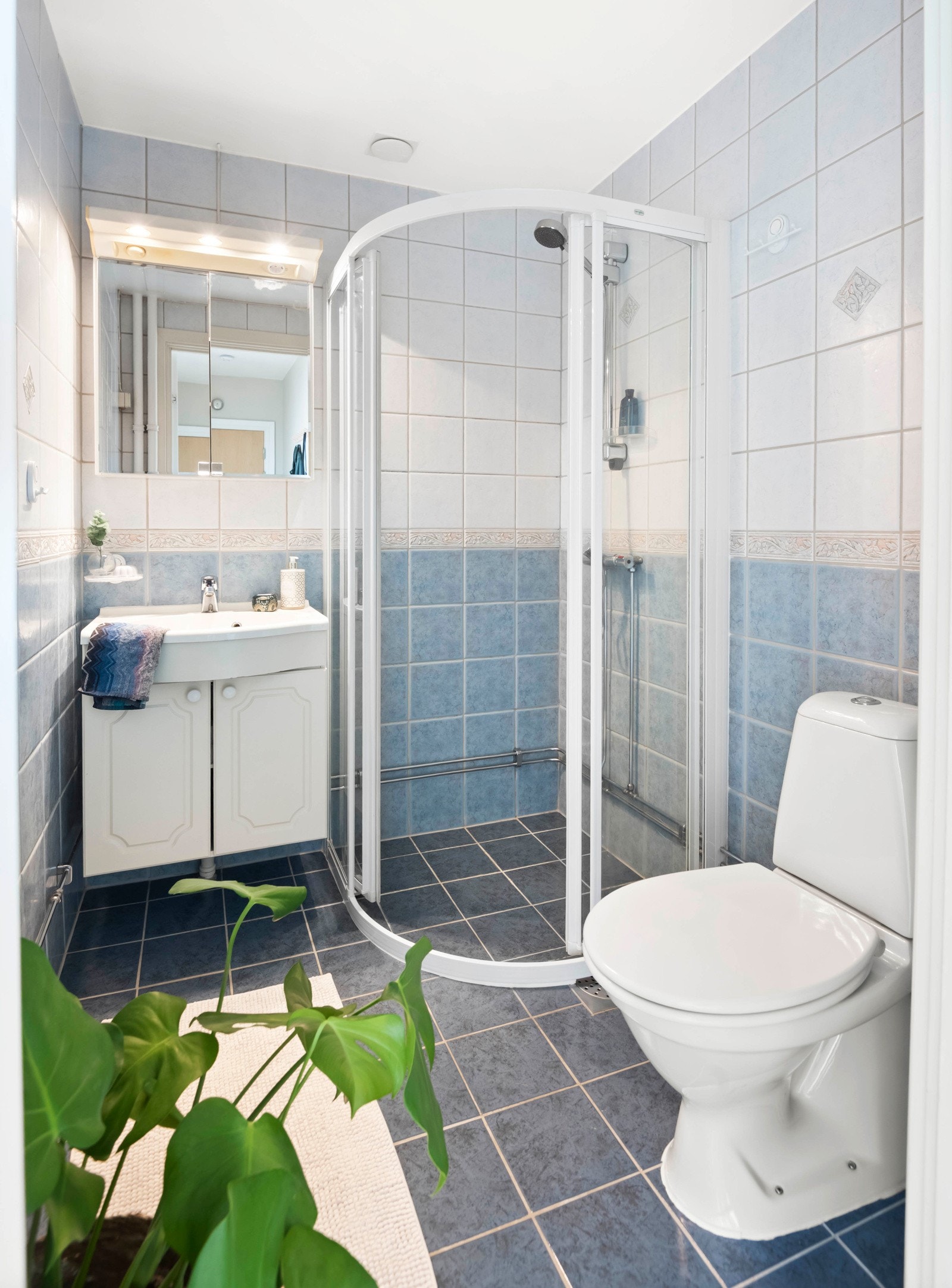 Flislagt bad/WC med gulvvarme. Adkomst fra entré. Galleribilde