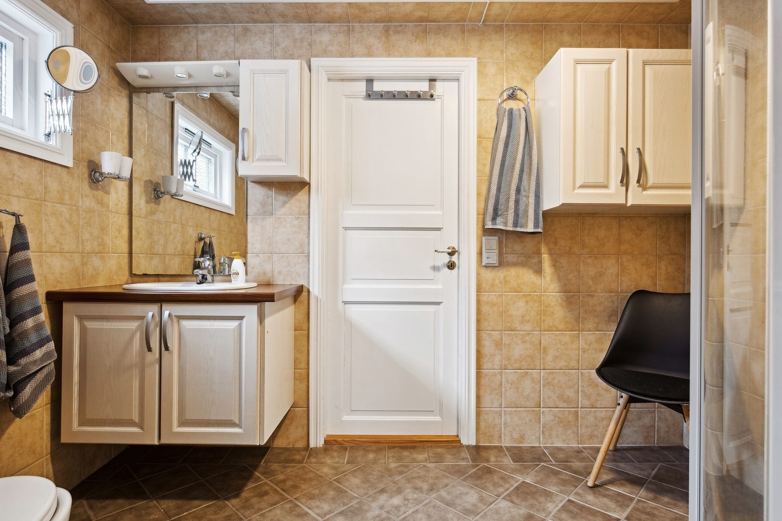 Flislagt bad i 1. etasje med gulvvarme. Galleribilde