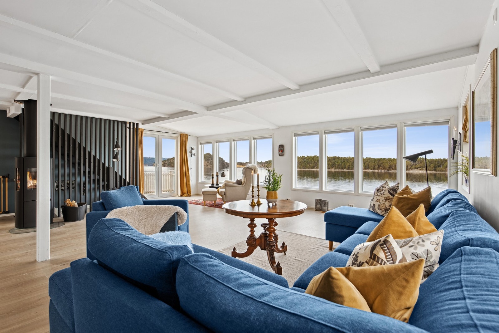 Stor stue i 1. etasje med god plass til sofagruppe. Galleribilde