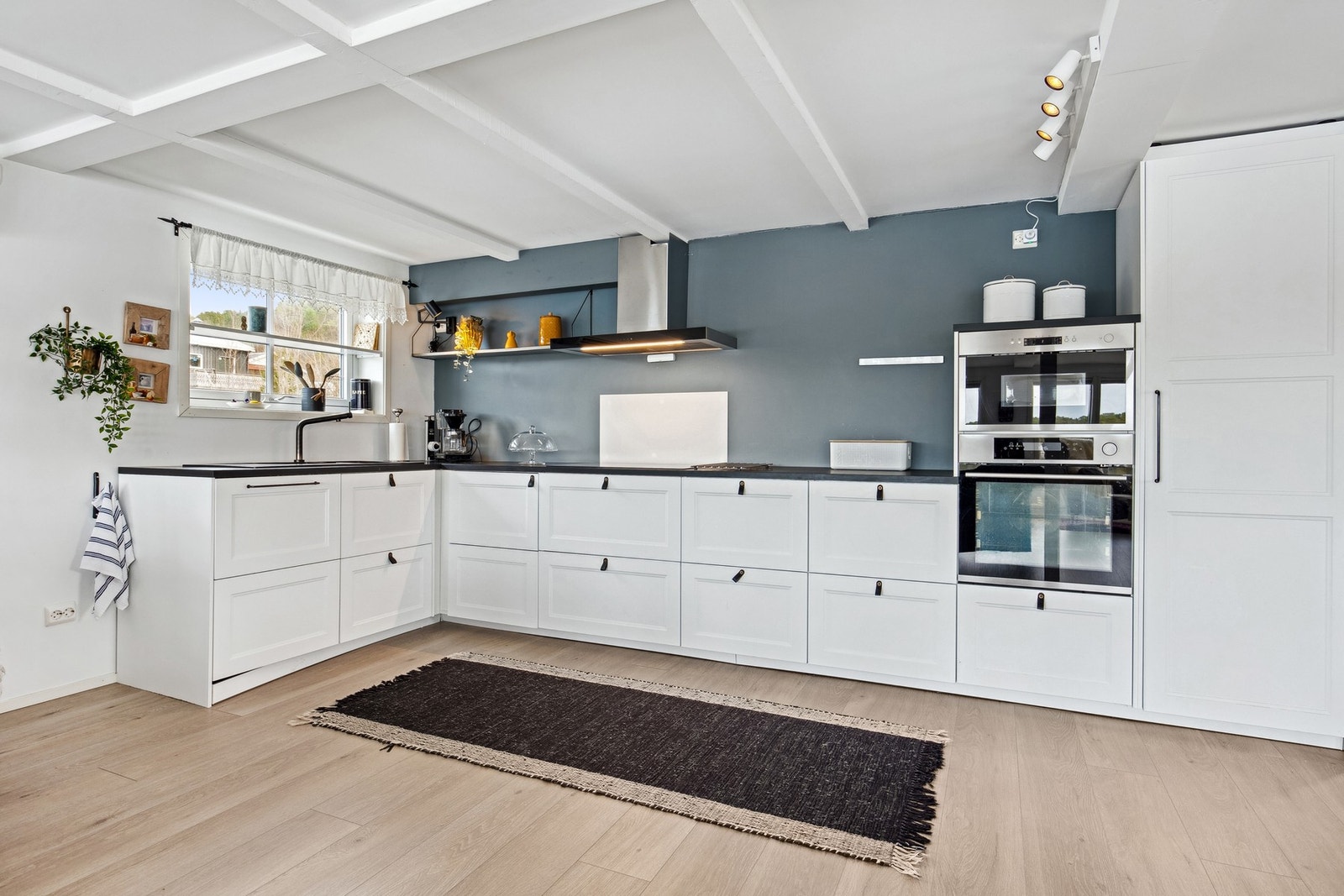 Lekkert og moderne kjøkken med integrerte hvitevarer og induksjonstopp. Galleribilde