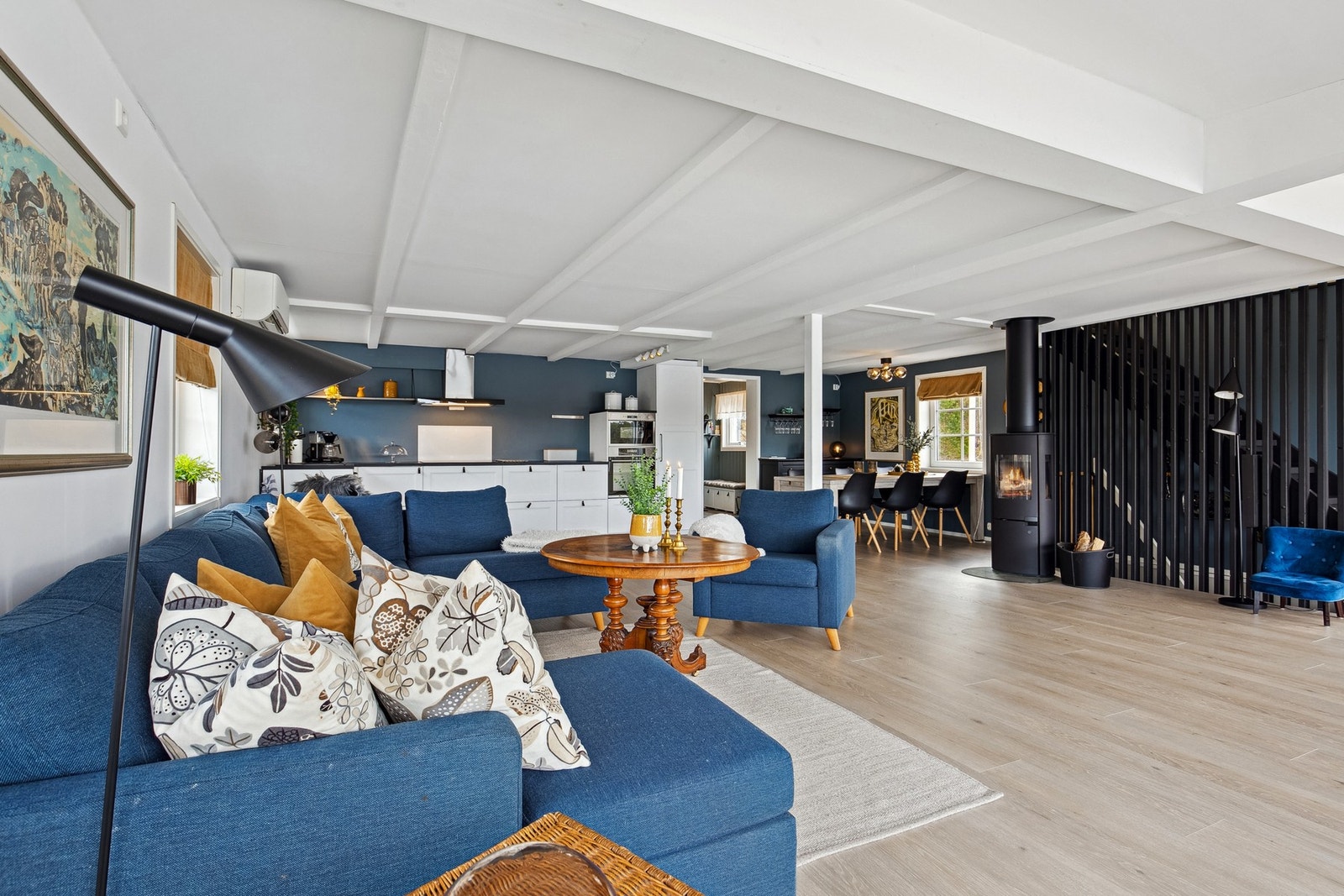 Romslig åpen stue- kjøkkenløsning. Galleribilde