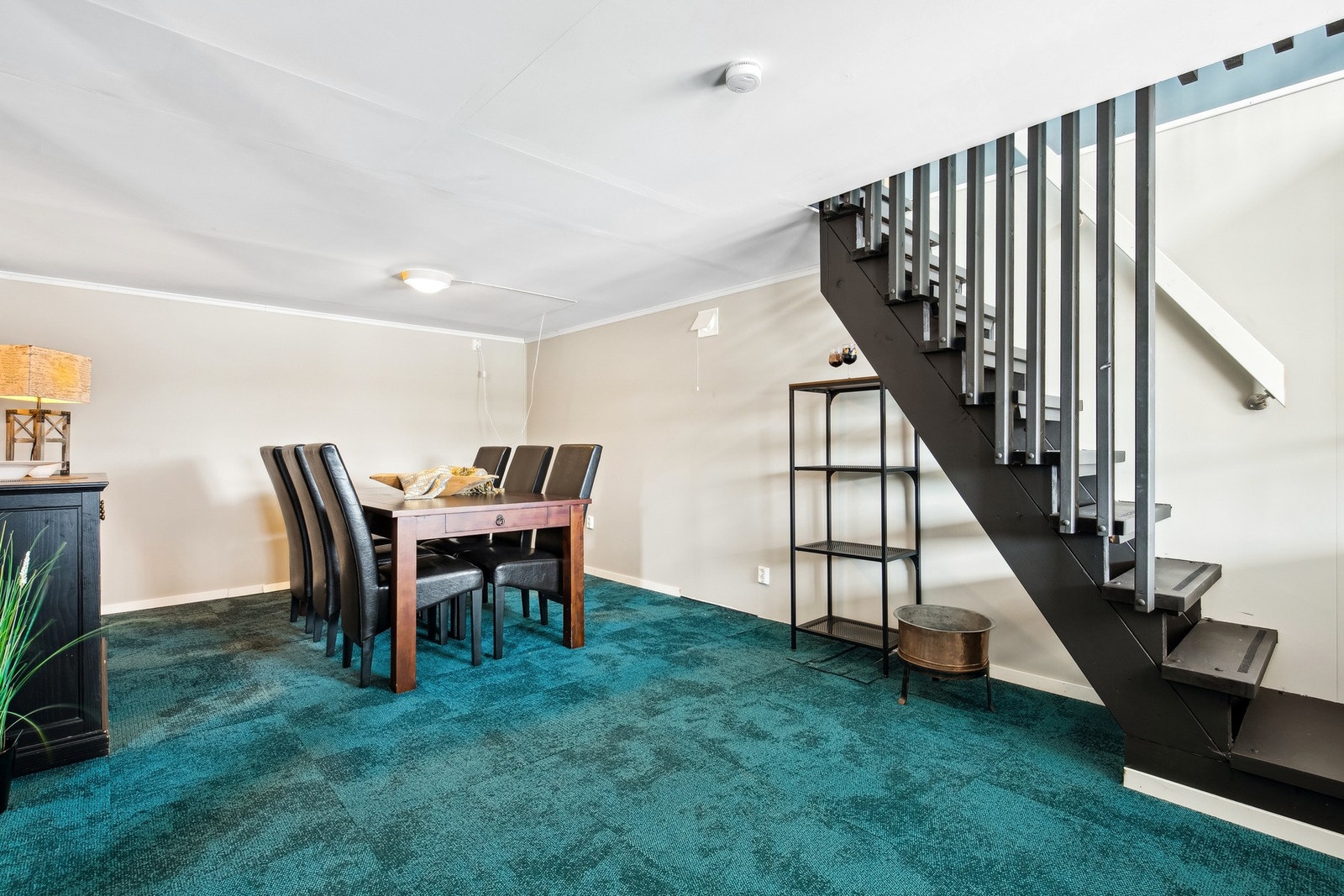 Stue/allrom i underetasje. Galleribilde