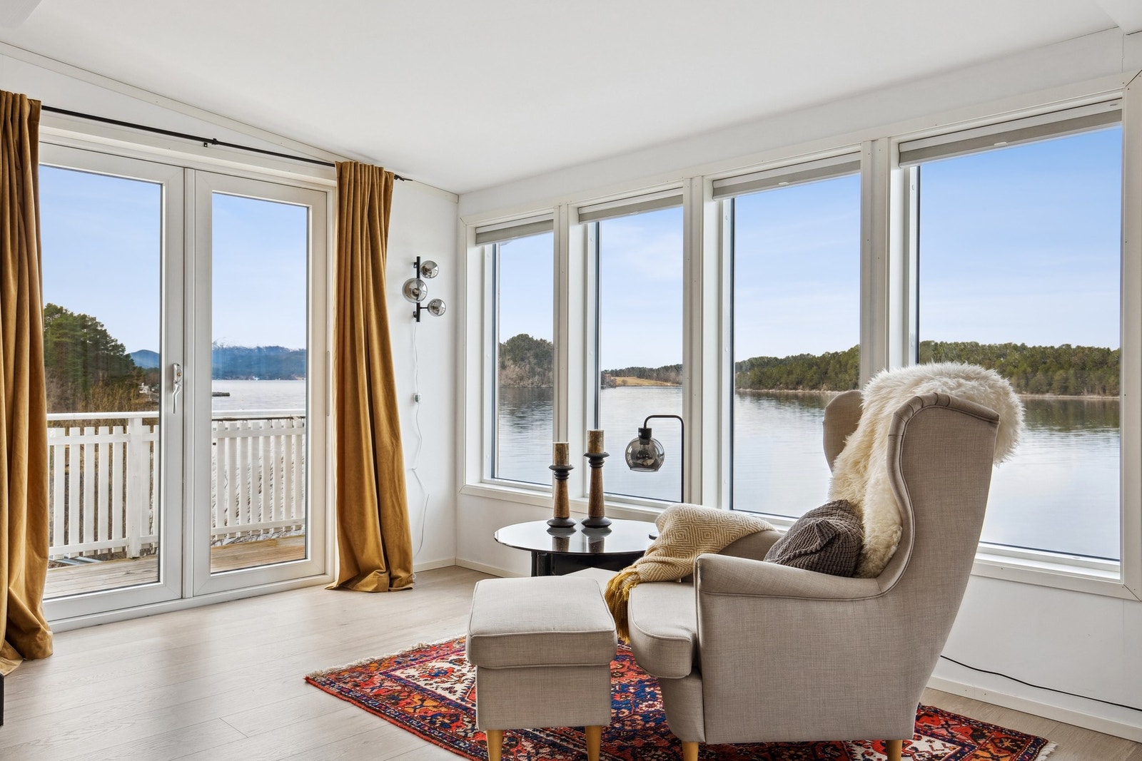 Store vindusflater gir boligen mye naturlig lysinnslipp. Galleribilde