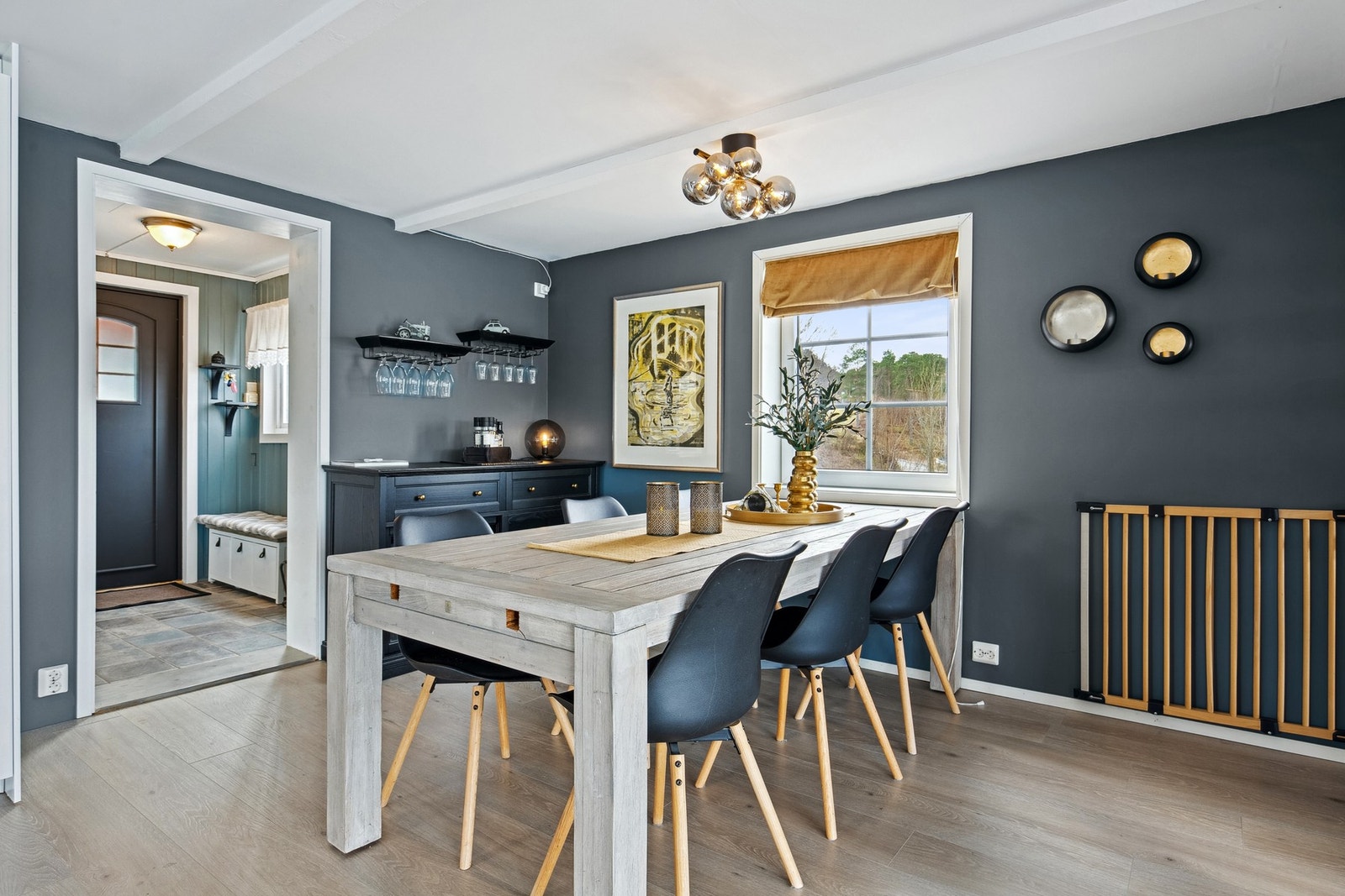 Plass til spisebord i tilknytning til stue/kjøkken. Galleribilde