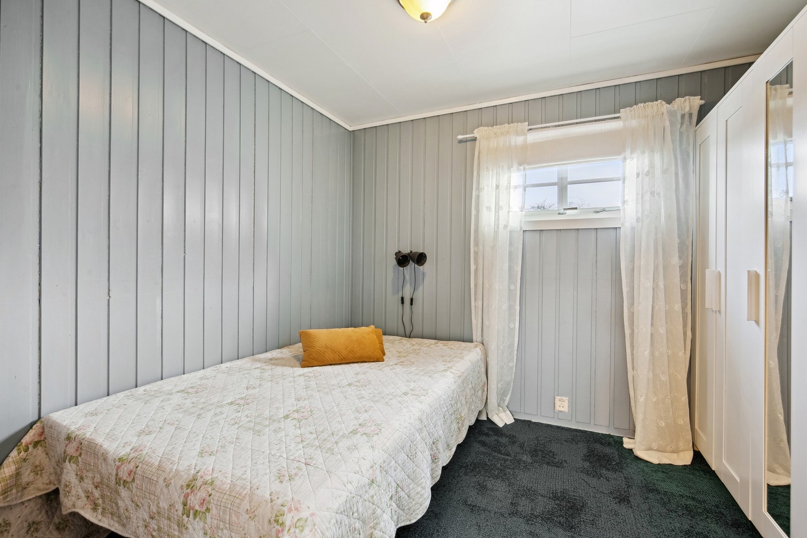 Soverom i 1. etasje med garderobeløsning. Galleribilde