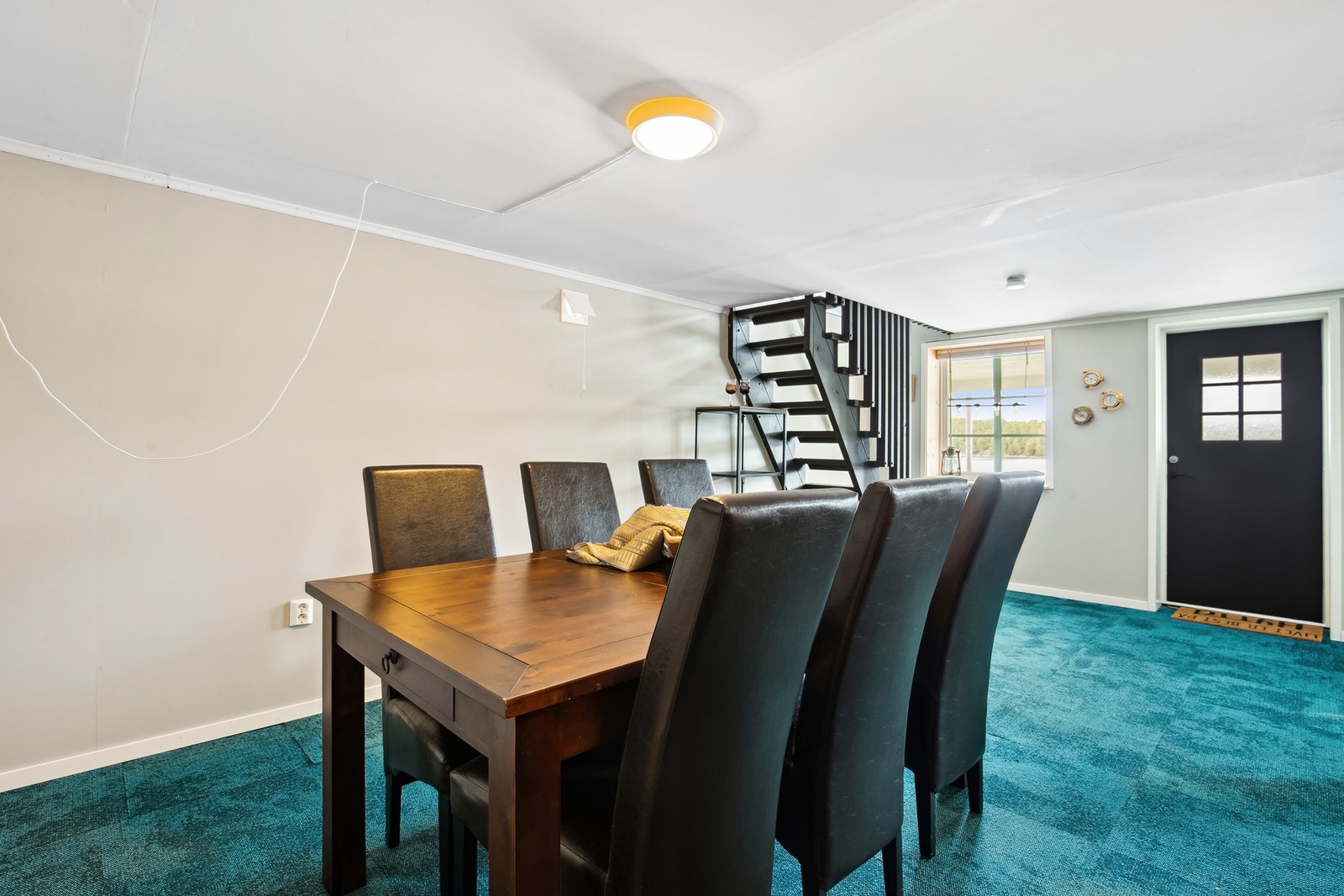 Rommet er på 29,5 kvadratmeter og har utgang til en overbygget uteplass. Galleribilde