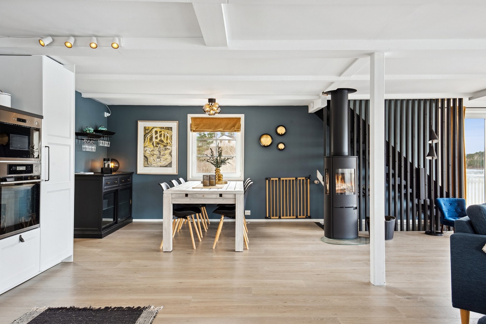 Det er montert lysskinne i tak. Galleribilde