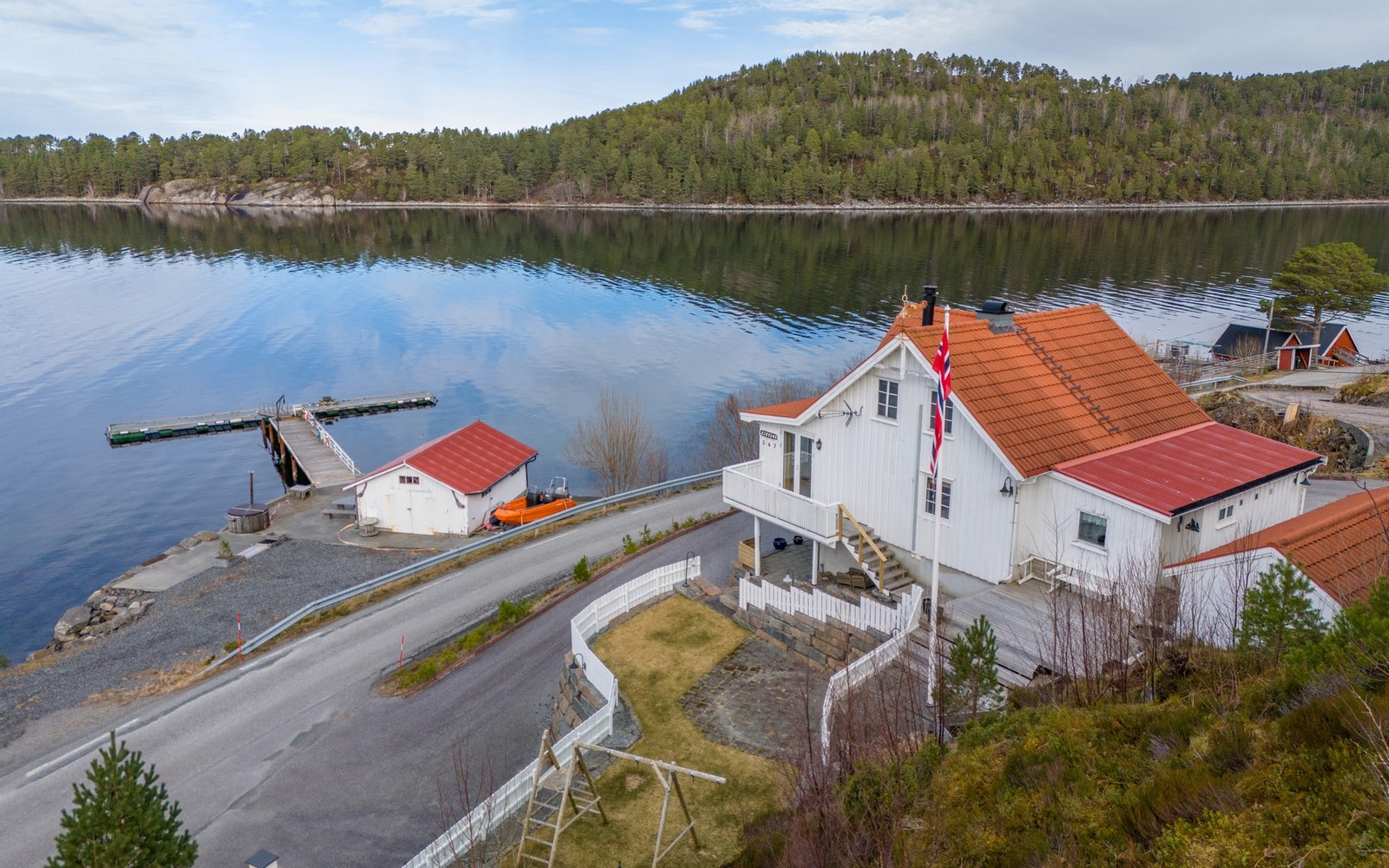 Dette er en enebolig med fantastisk beliggenhet på Årsund. Galleribilde
