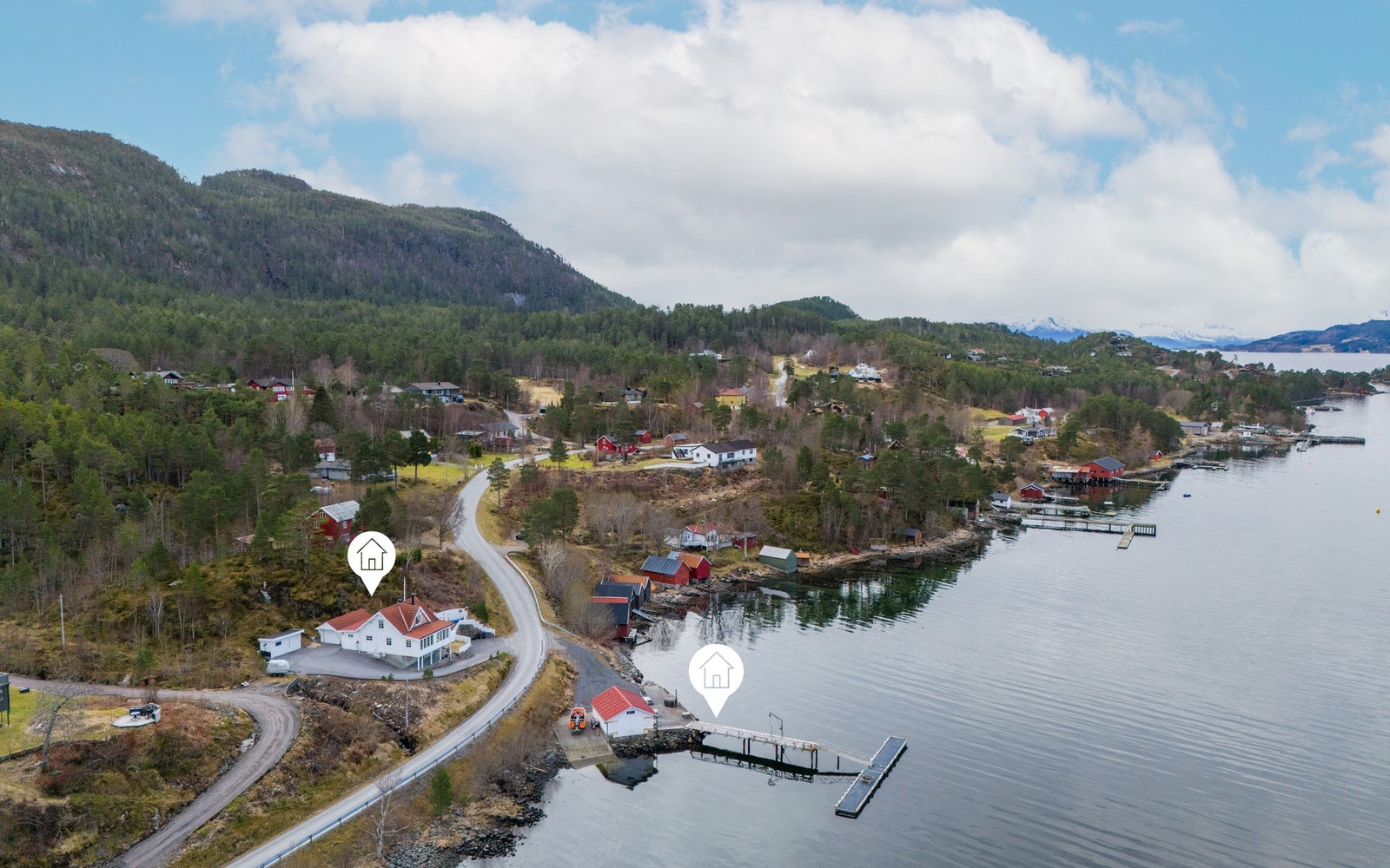 Boligen har egen garasje og godt med parkeringsplass på egen tomt. Galleribilde