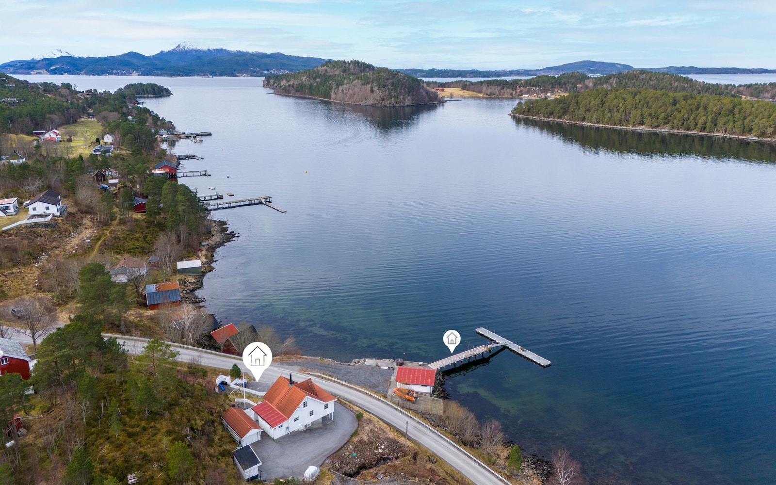 Idyllisk beliggenhet i sjøkanten på Årsund i Tingvoll kommune. Galleribilde