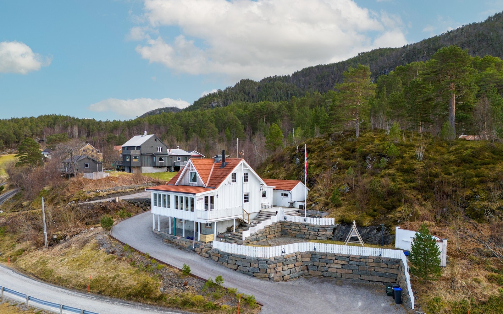 En flott bolig over en hovedetasje pluss loft og kjeller. Galleribilde